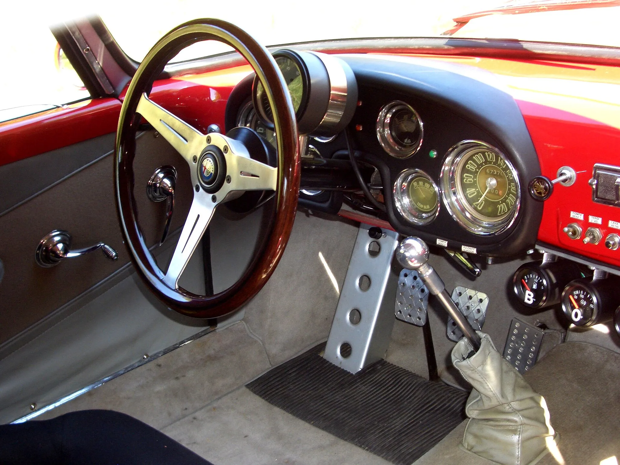 Photo showing: Interno di un'Alfa Romeo 1900SS carrozzata da Touring in versione da competizione durante la cronoscalata della Castellana (Orvieto).