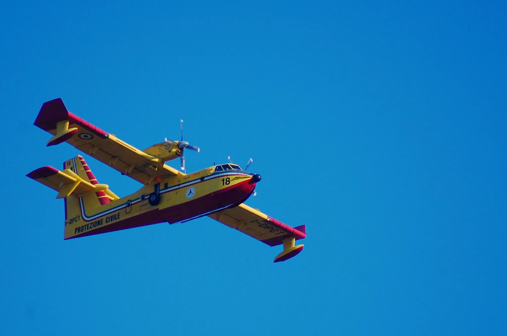 Photo showing: Italian Protezione Civile Canadair CL-415 no. 18 operating near Perugia on August 19 2012