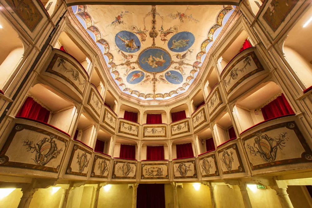 Photo showing: Teatro della Concordia in Monte Castello di Vibio (Italy): Boxes and parts of the ceiling fresco.