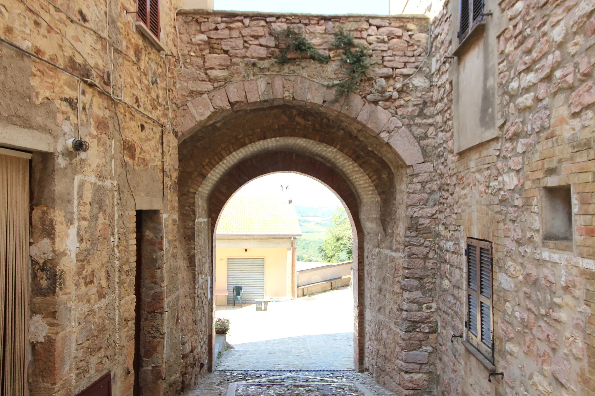 Photo showing: Defensive walls of Montecchio, hamlet of Giano dell'Umbria, Province of Perugia, Umbria, Italy