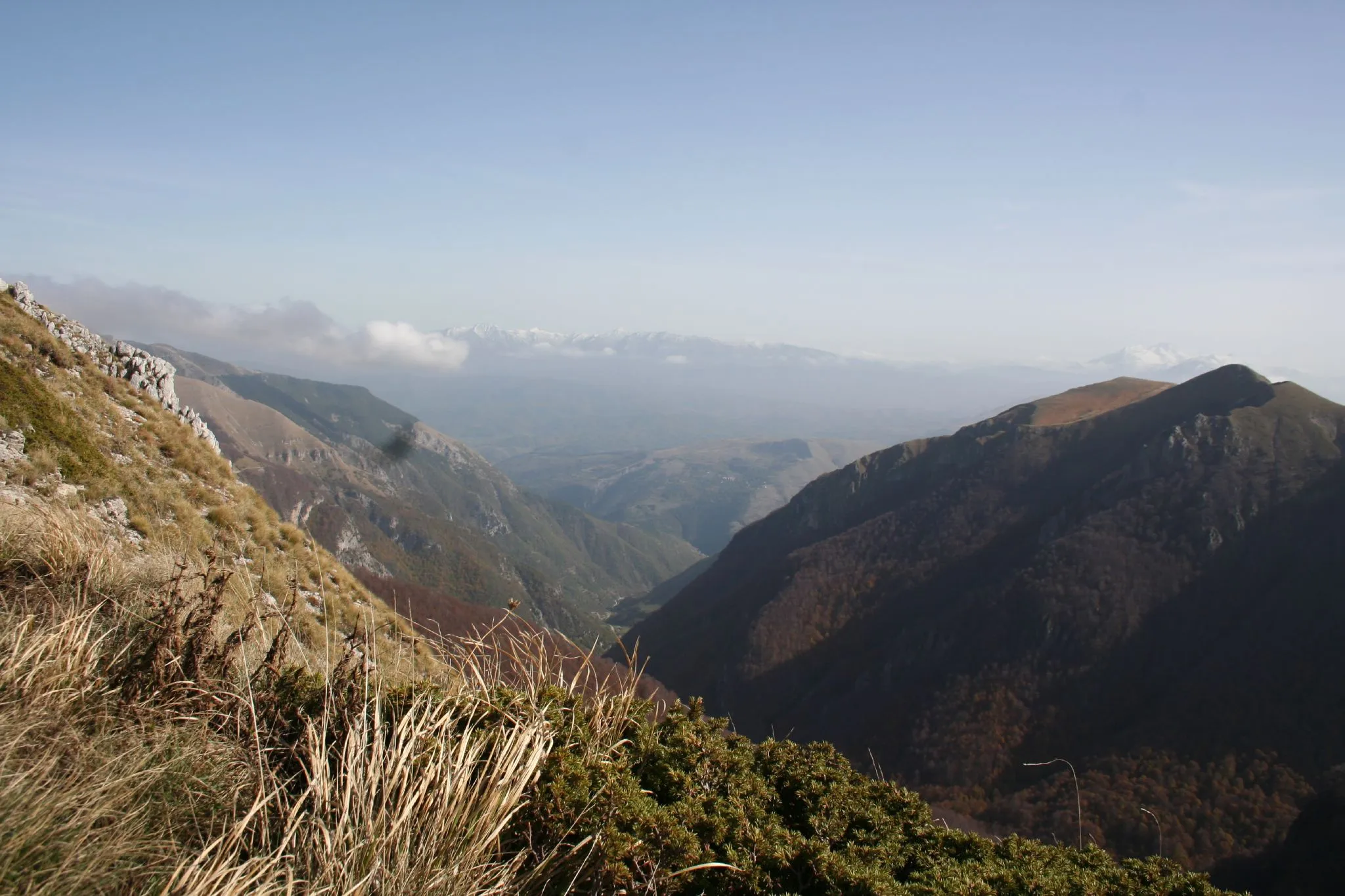 Photo showing: The Valle Scura valley as seen from Terminillo Mountain (Province of Rieti, Lazio, Italy), 2000 meters on sea level circa. In the distance, the Gran Sasso can be seen.