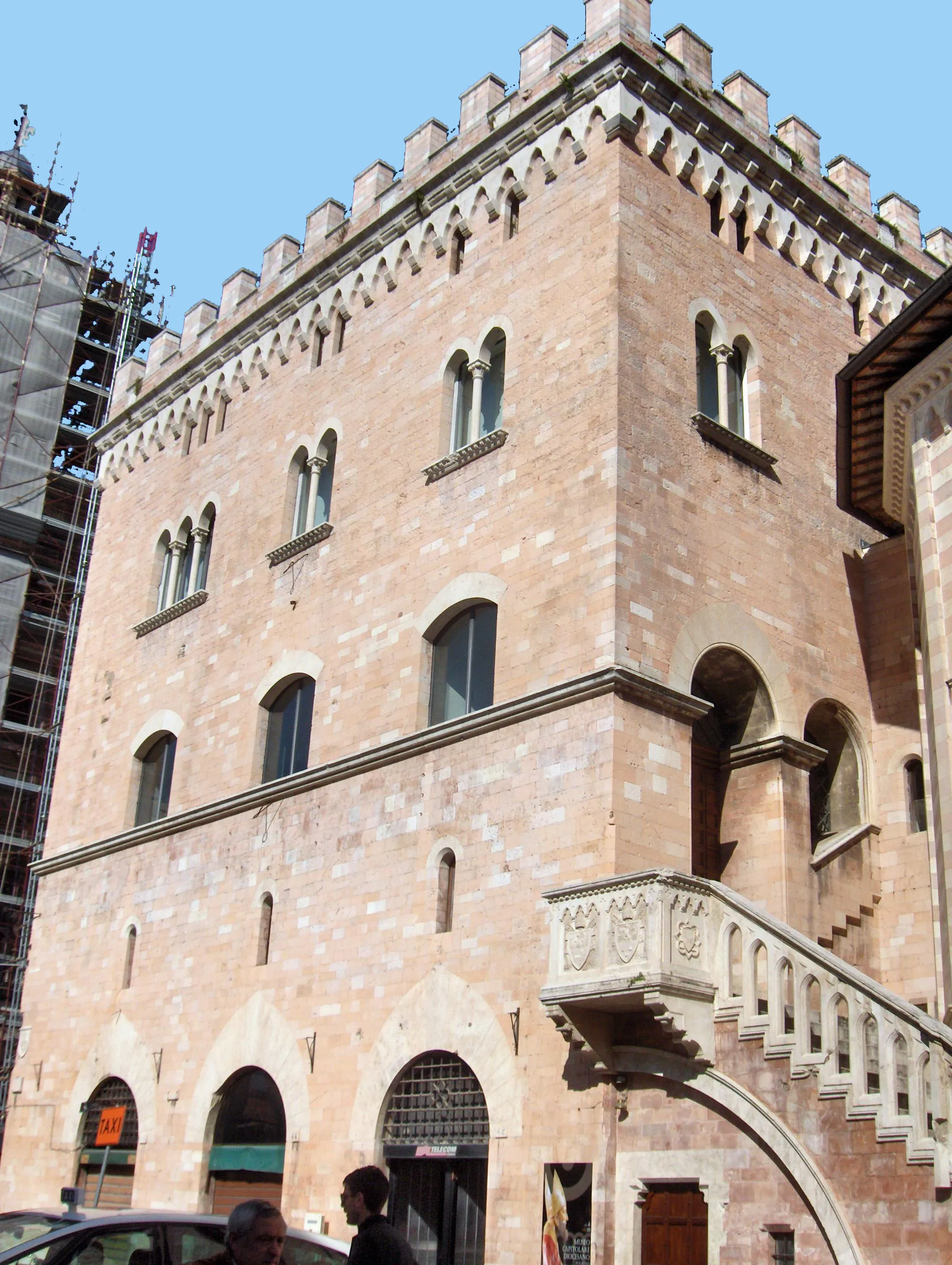 Photo showing: Palazzo della Canoniche, adjoining the Cathedral of San Feliciano, Foligno, Italy