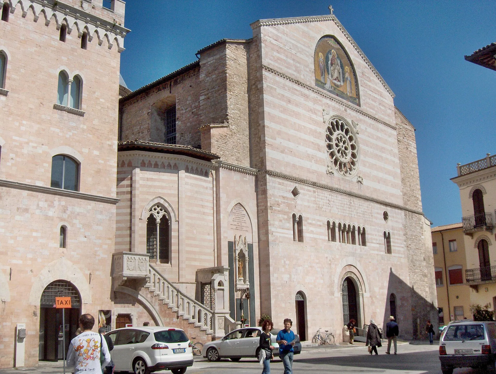 Photo showing: Main façade of  the Cathedral of San Feliciano, Foligno, Italy