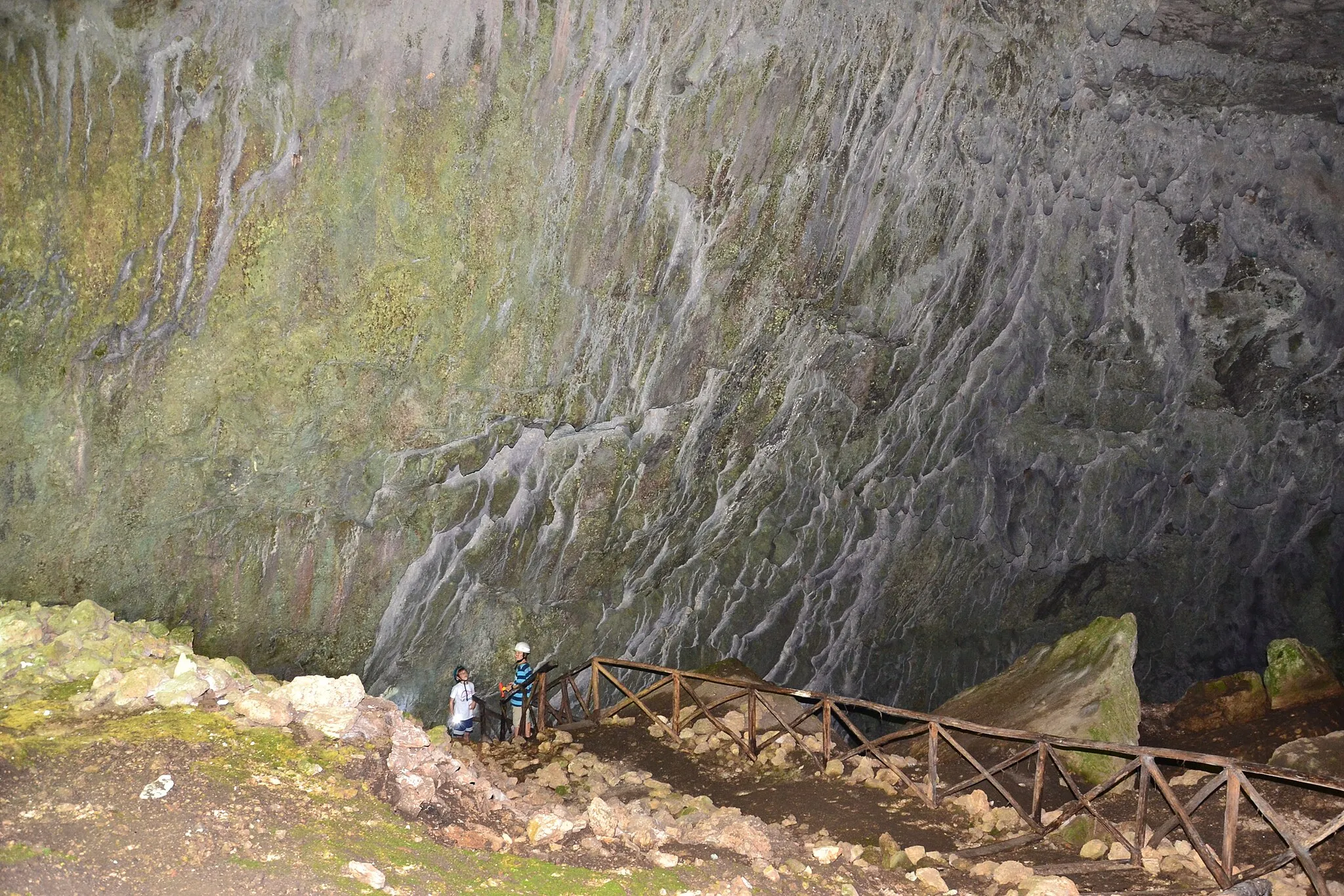 Photo showing: Speläologe "Vale" bei der Besichtigung "Grotta Bella" die etwa 2 km südöstlich des Dorfes Santa Restituta, in der Gemeinde Avigliano Umbro, der Provinz Terni beim Monti Amerini (Monte L'Aiola) liegt. Höhleneingang Richtung Nord-Nordwest. Kalksteinhöhle