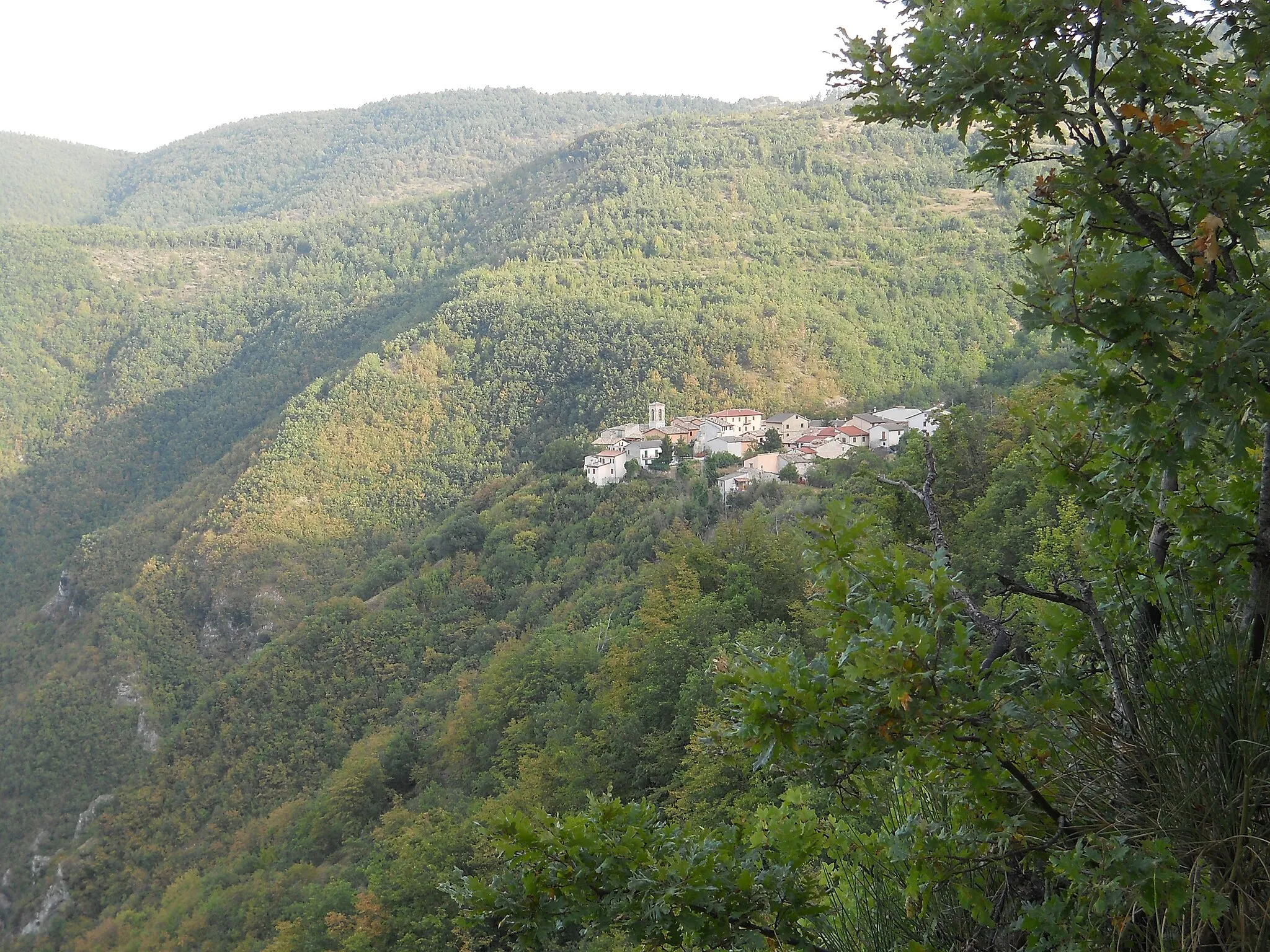 Photo showing: Panorama di Nortosce, visto dalla strada che costeggia la montagna.