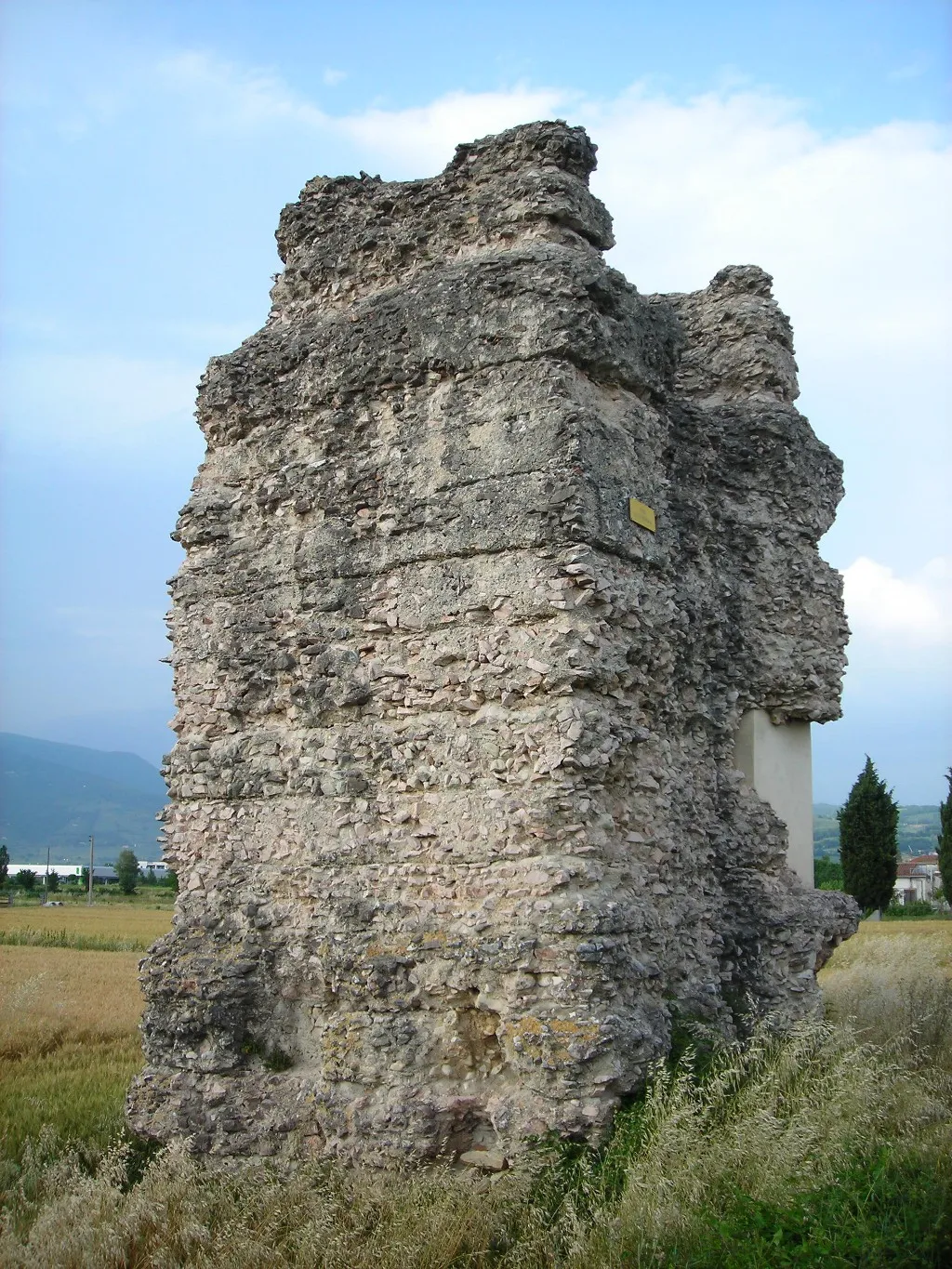 Photo showing: Roman tumb in Fiamenga, Foligno, Perugia, Umbria, Italy