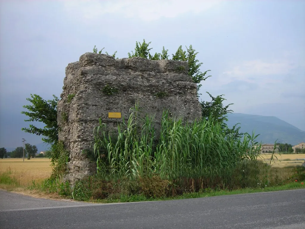 Photo showing: Roman tumb in Fiamenga, Foligno, Perugia, Umbria, Italy