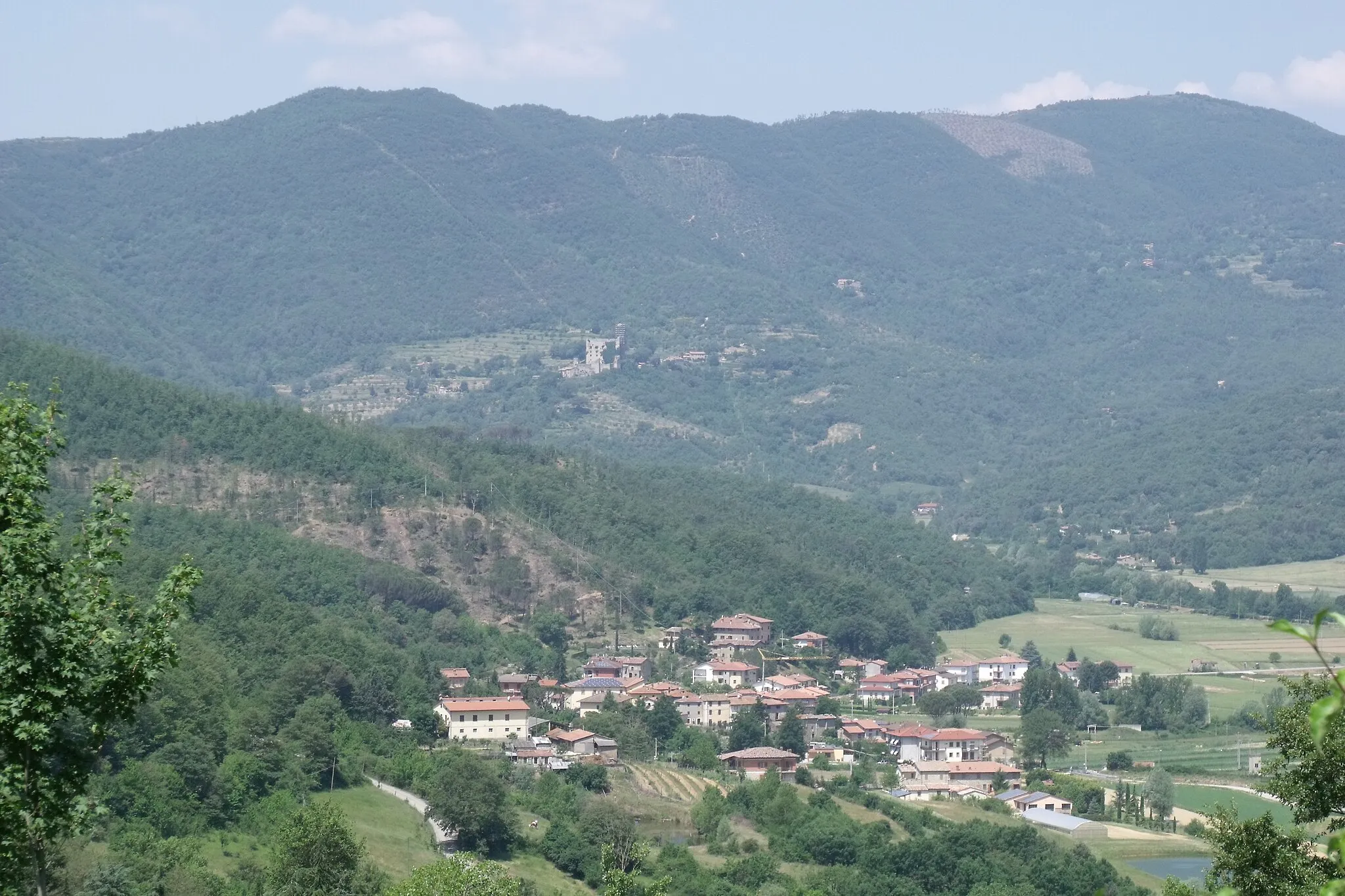 Photo showing: Panorama of Lisciano Niccone, Province of Perugia, Umbria, Italy. In the background: Rocca di Pierle (Cortona, Province of Arezzo)