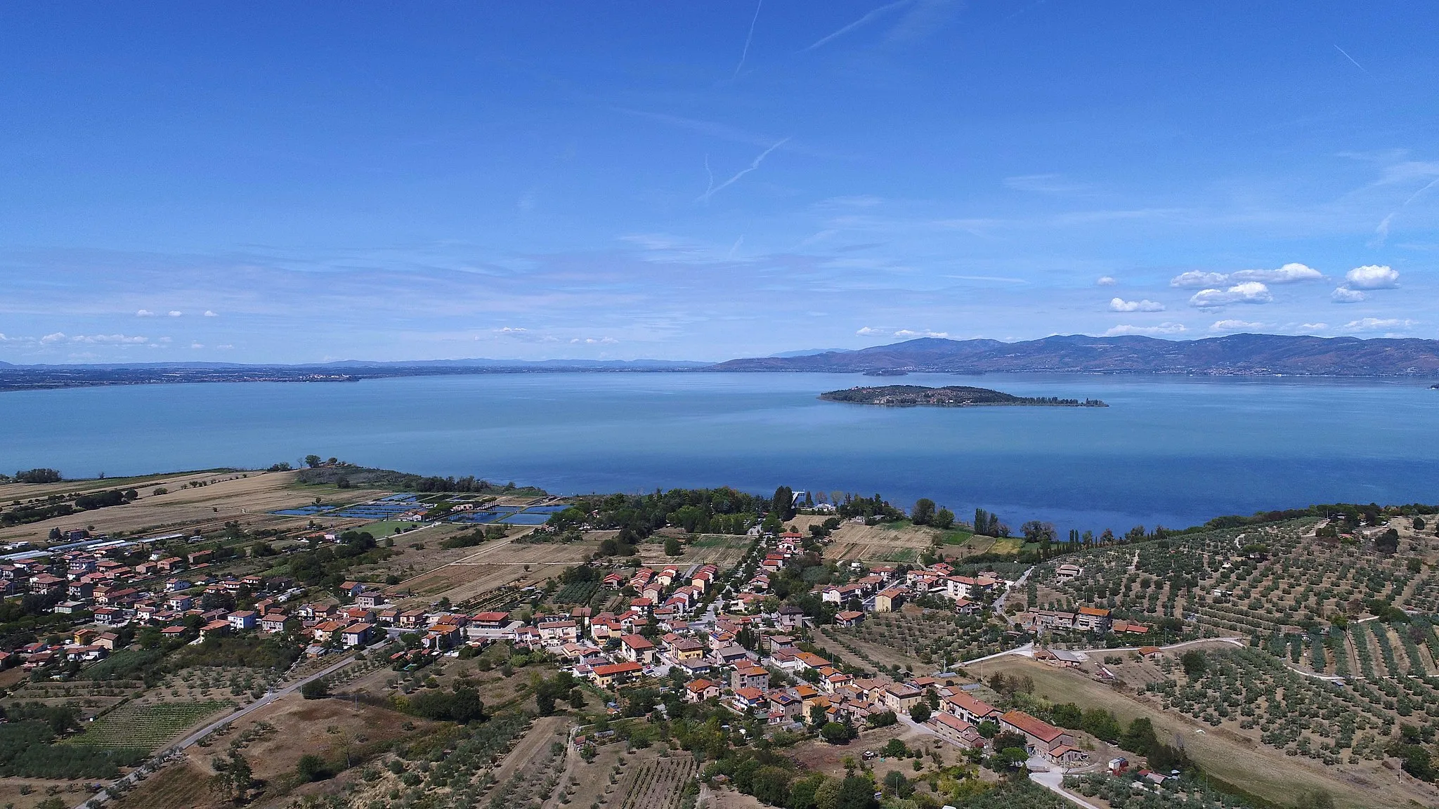 Photo showing: de:Trasimenischer See Richtung Nordwesten mit der Isola Polvese. Im Vordergrund Sant'Arcangelo