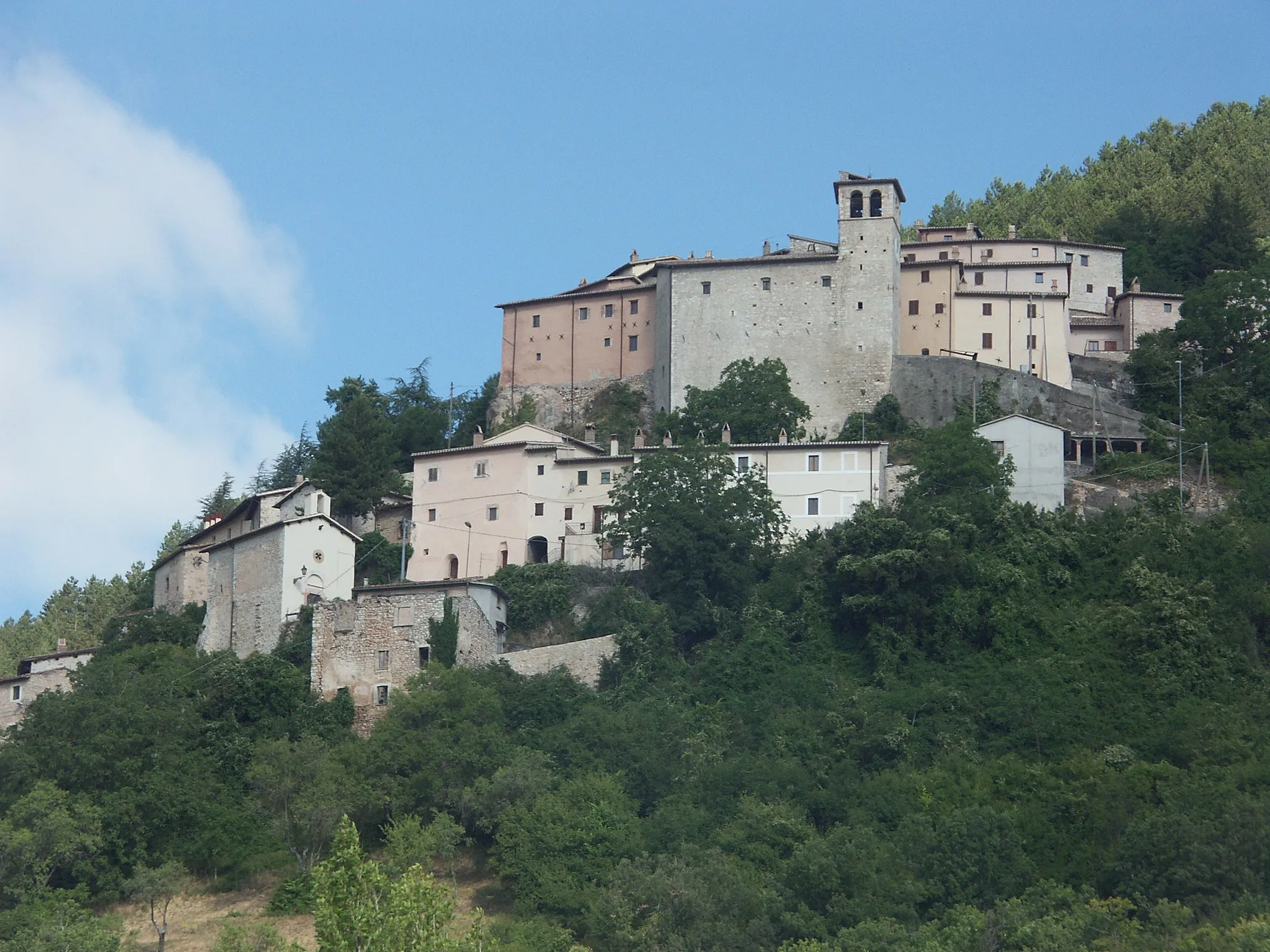 Photo showing: Cammoro (small village in Umbria, Italy) seen from the valley