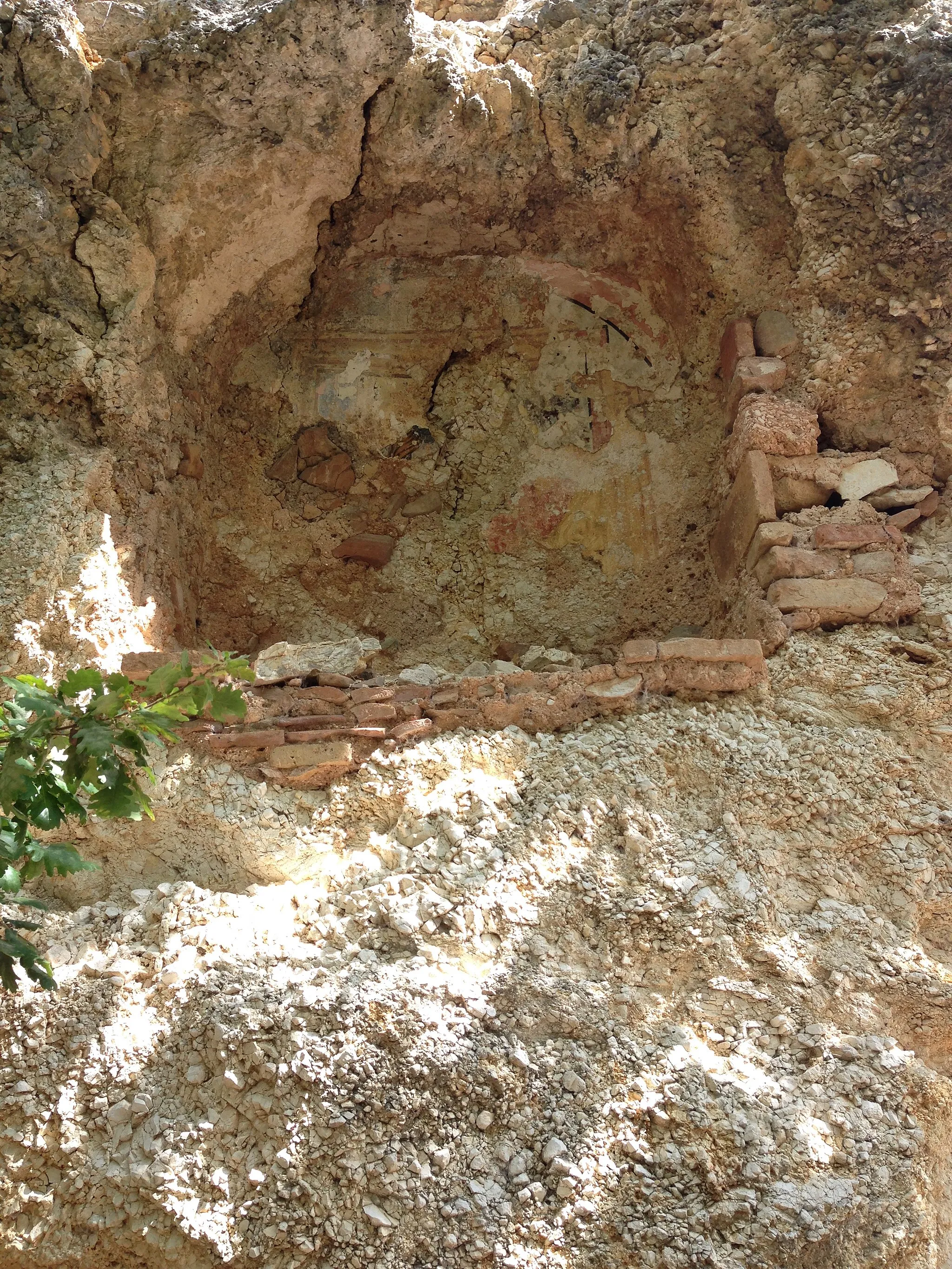 Photo showing: Edicola con cornice di mattoni in cotto. Costruzione, probabilmente cinquecentesca, ricavata in uno sperone roccioso al termine del sentiero che arriva a Santa Maria inter angelos. Spoleto
