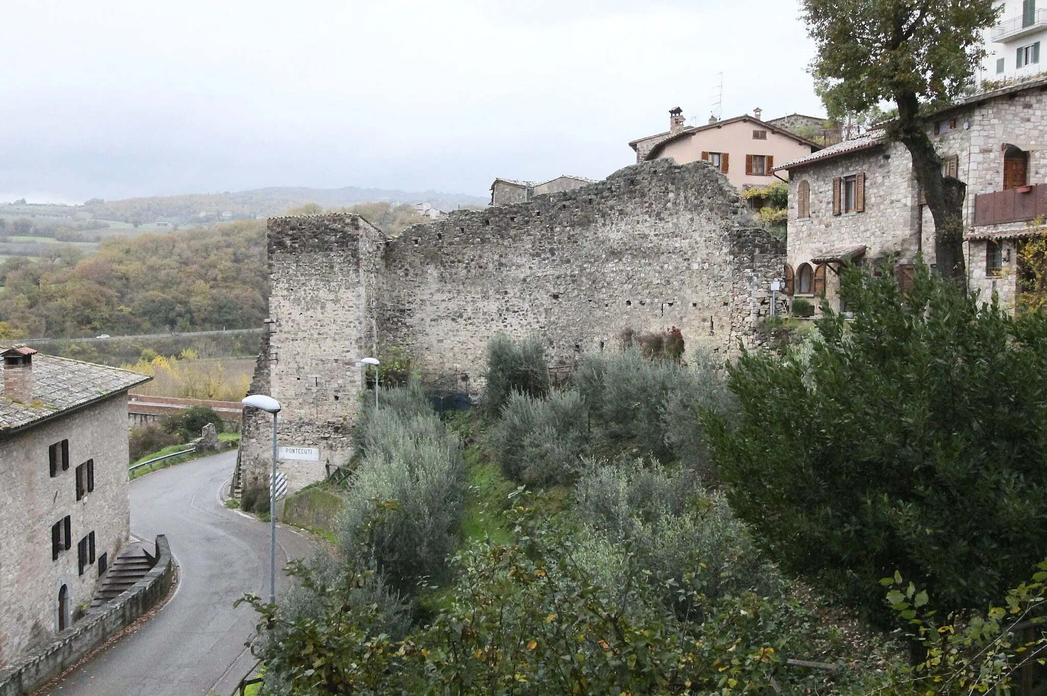 Photo showing: Defensive walls of Pontecuti, hamlet of Todi, Province of Perugia, Umbria, Italy