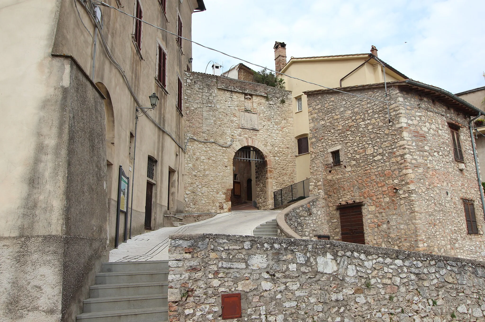 Photo showing: city gate Porta Romana, Portaria, hamlet of Acquasparta, Umbria, Italy