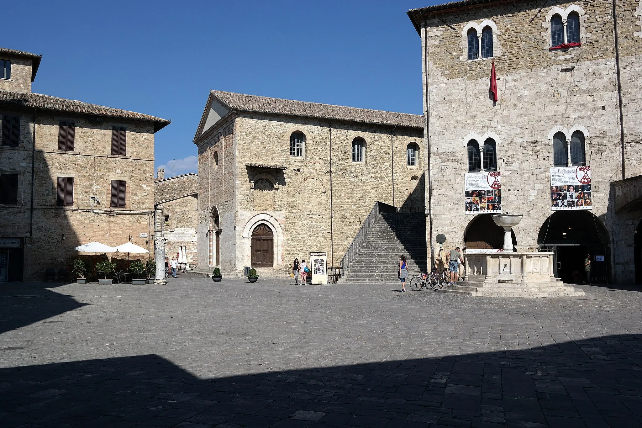 Photo showing: Piazza Silvestri a Bevagna. Sulla destra, il Palazzo dei Consoli