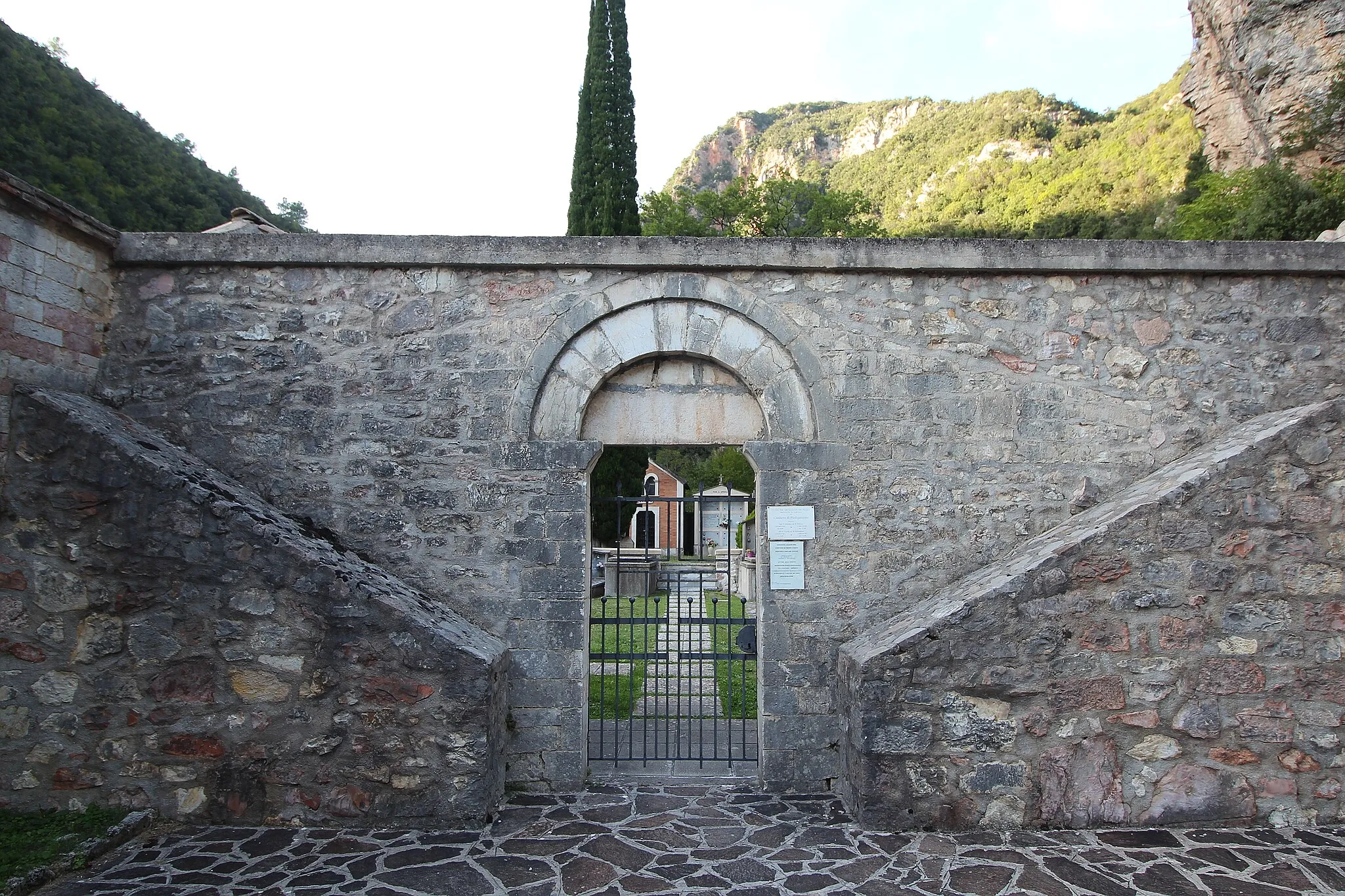 Photo showing: Cemetery Cimitero di Piedipaterno, hamlet of Vallo di Nera, Province of Perugia, Umbria, Italy