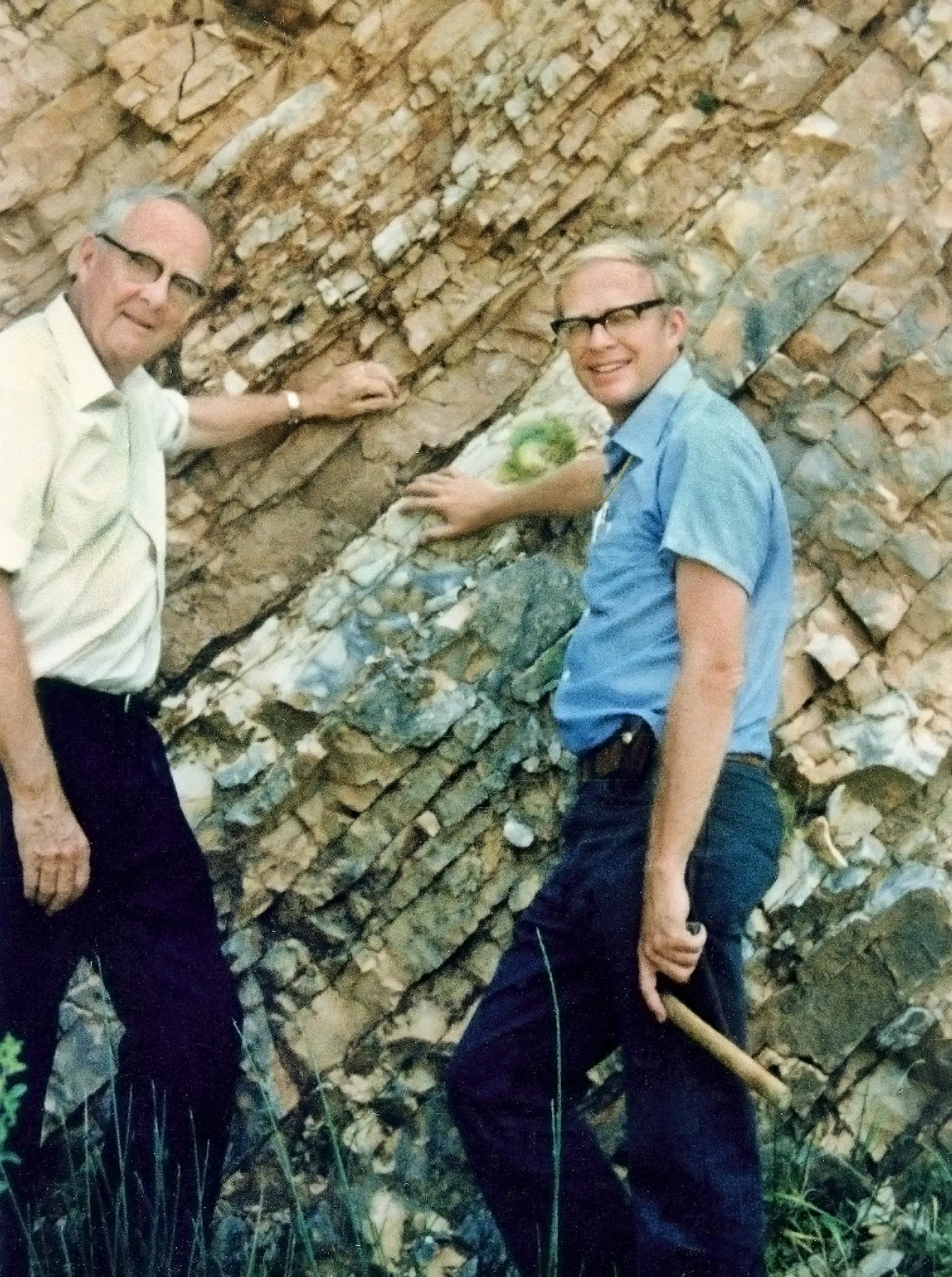 Photo showing: Luis Walter Alvarez (left) and his son Walter Alvarez (right) at the K-T Boundary in Bottaccione Gorge, near Gubbio, Italy