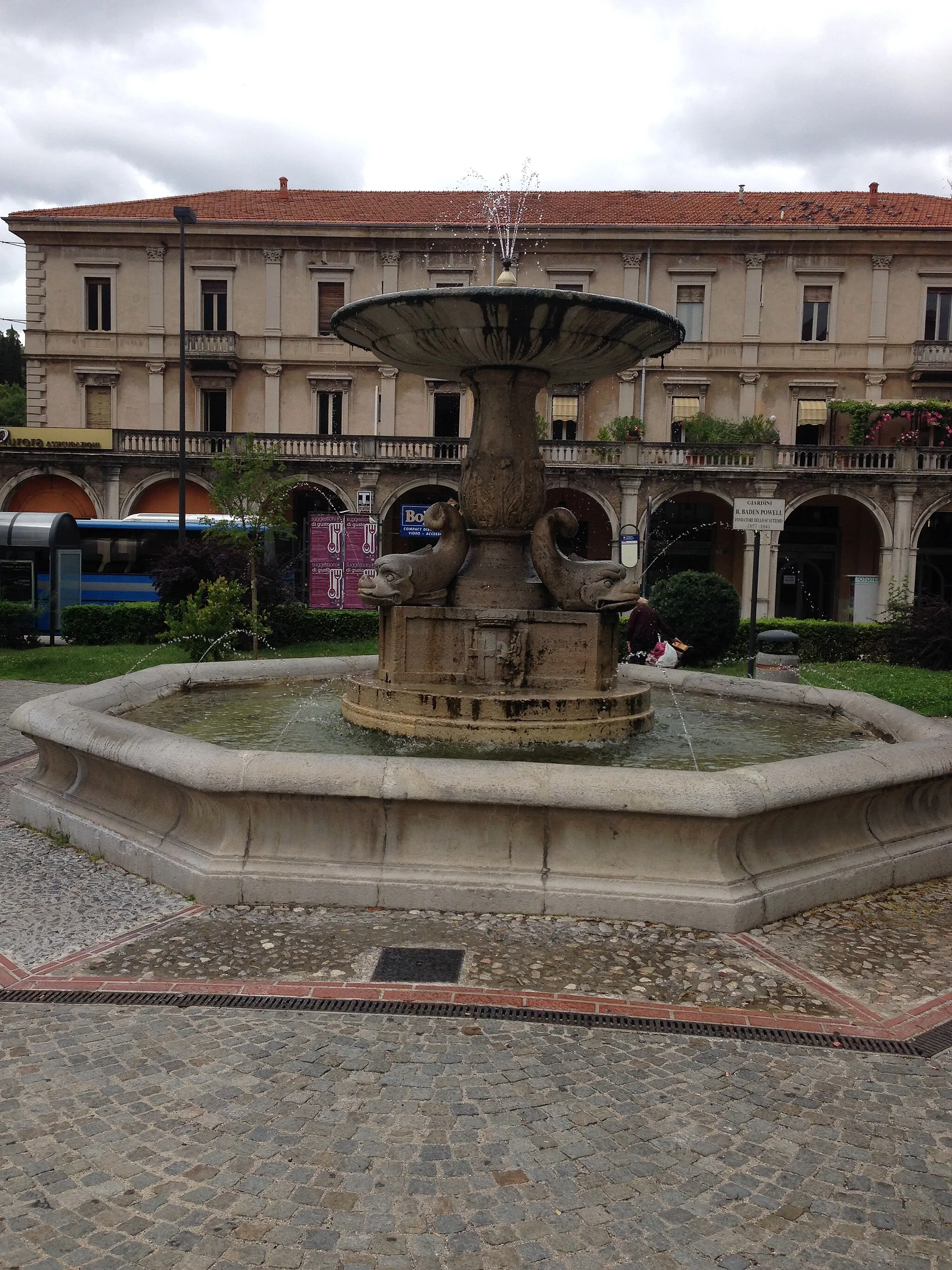Photo showing: Fontana dei delfini. Spoleto