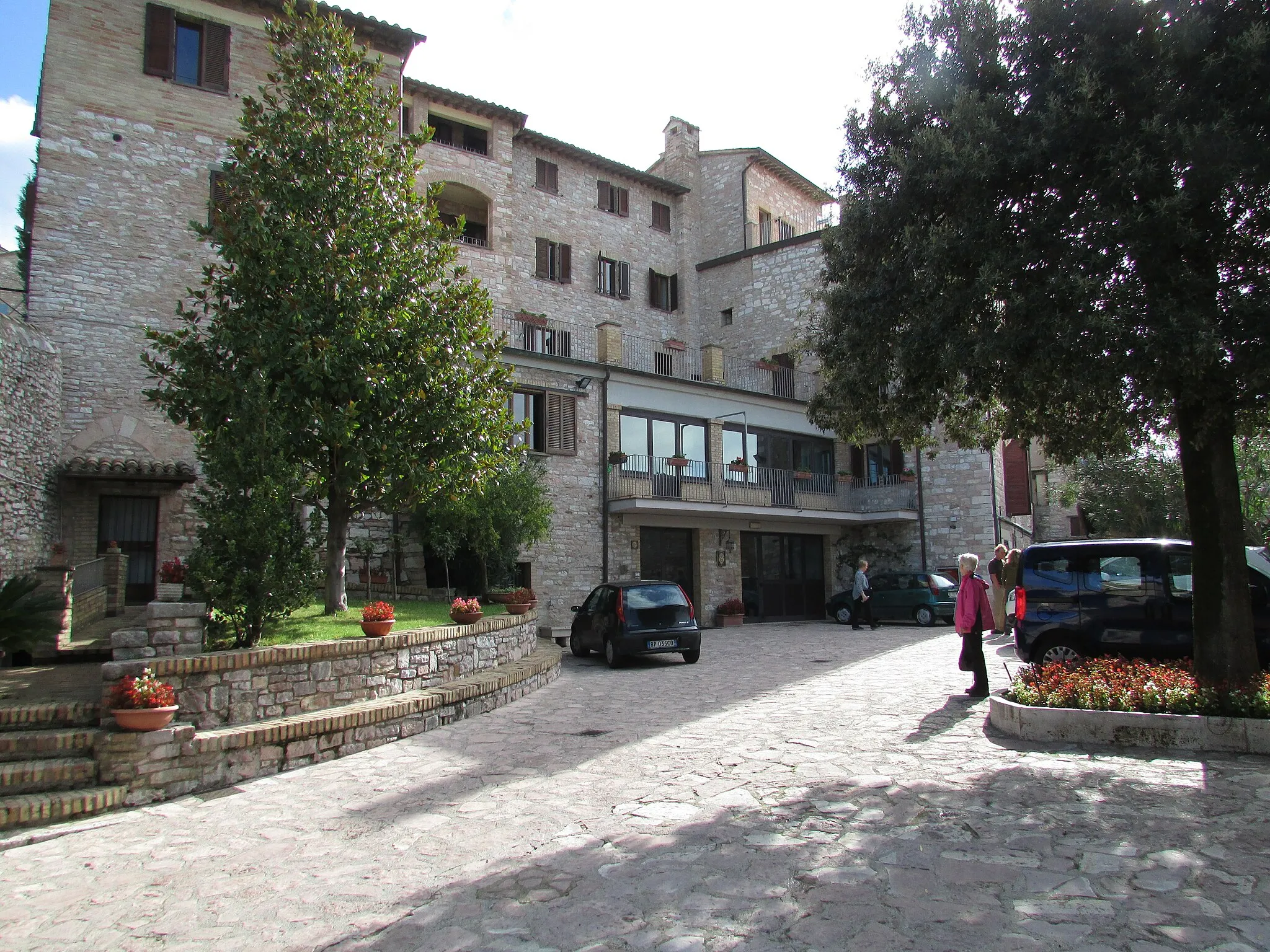 Photo showing: Courtyard of the Monastery  Sant'Andrea (St. Andrew) in Assisi, Italy.