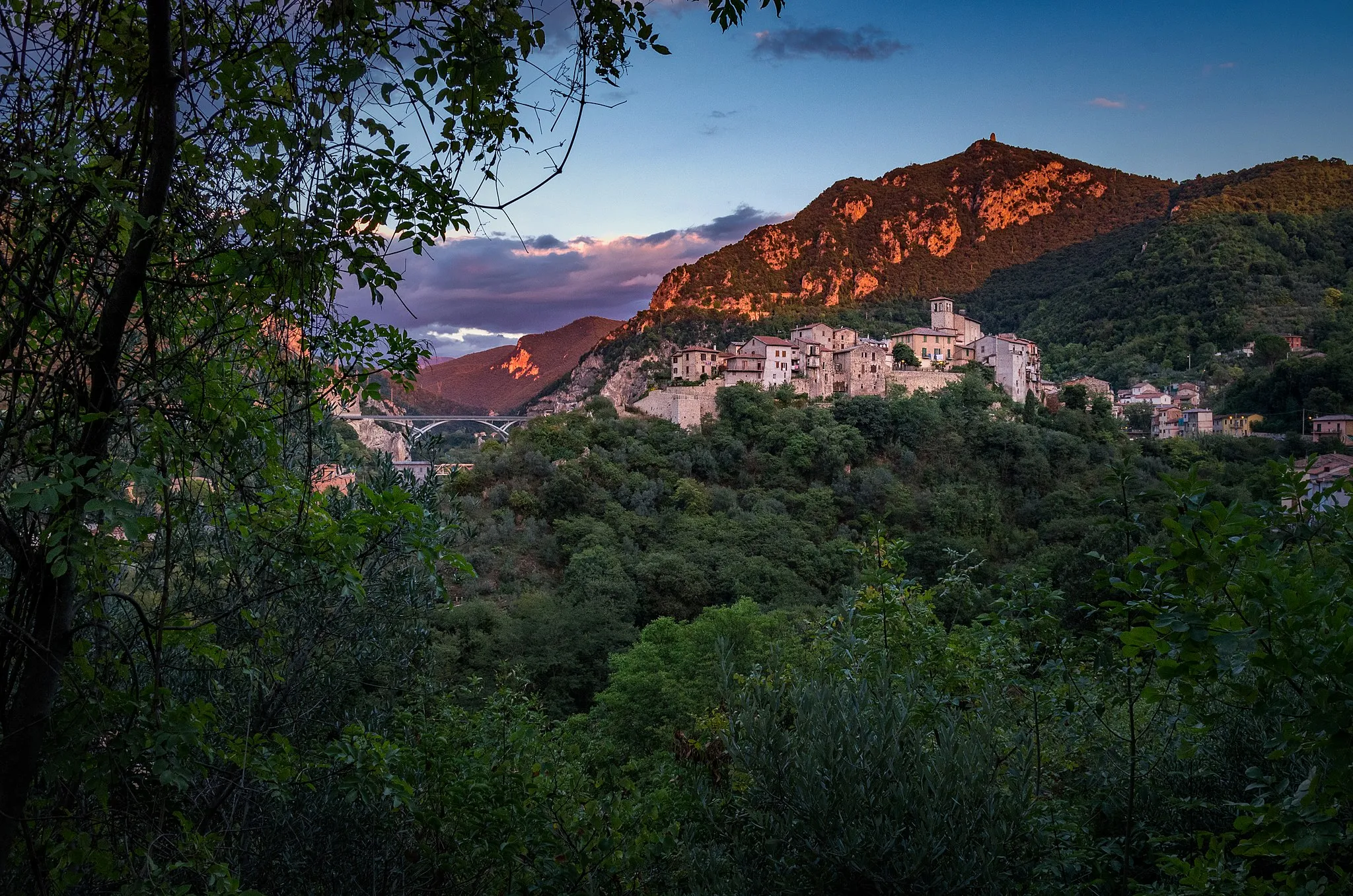 Photo showing: Antico borgo fortificato che in epoca medievale fu proprietà del libero comune di Terni. Sullo sfondo, nella montagna, è visibile la diroccata fortezza di Monte San'angelo che l'esercito ternano aveva costruito per controllare le Marmore e gli spostamenti delle milizie reatine.