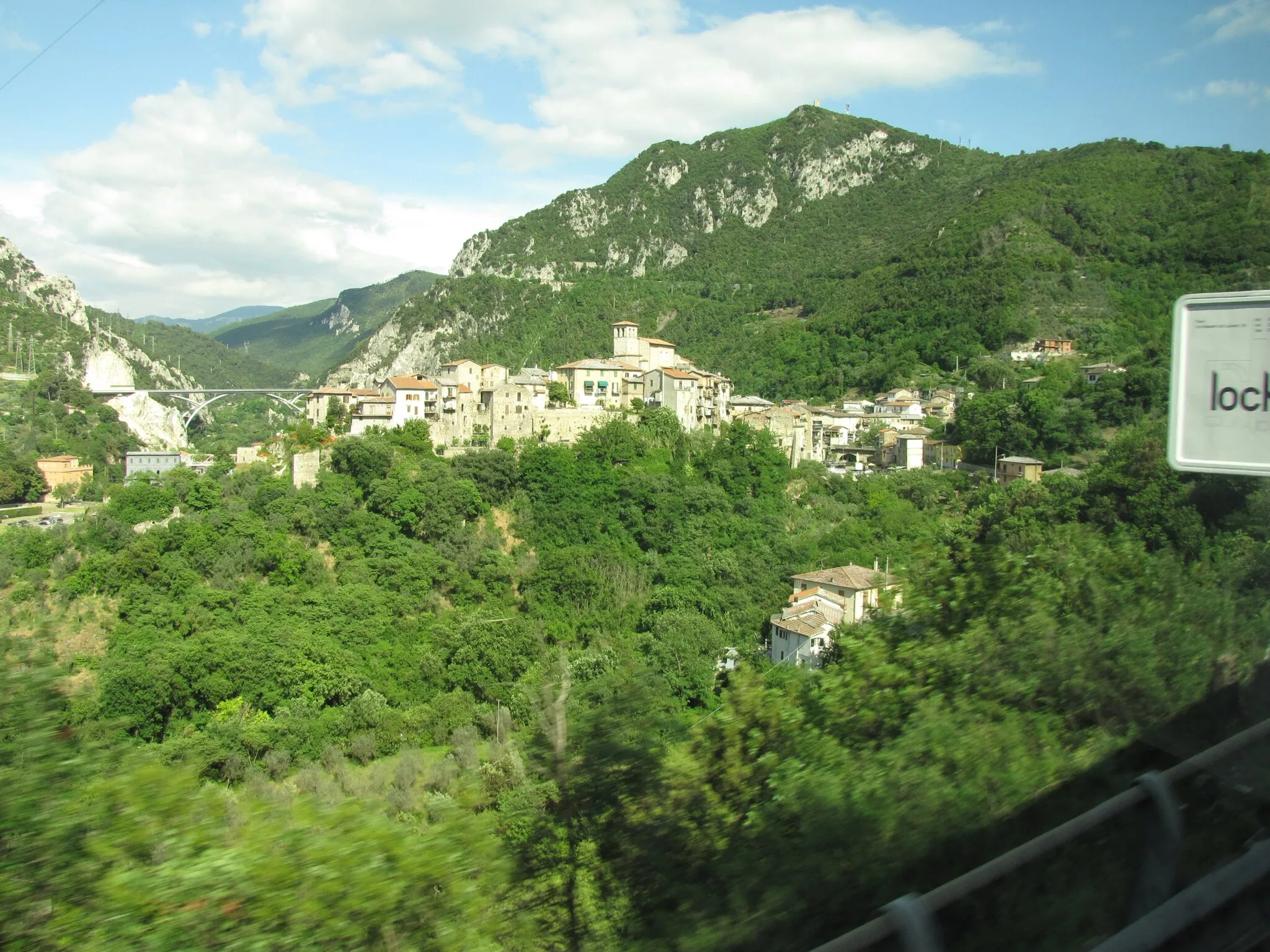 Photo showing: Papigno (village near Terni) as seen from the State road 79 Rieti-Terni. The bridge of the new Rieti-Terni freeway (State road 79 bis) can be seen in the background.