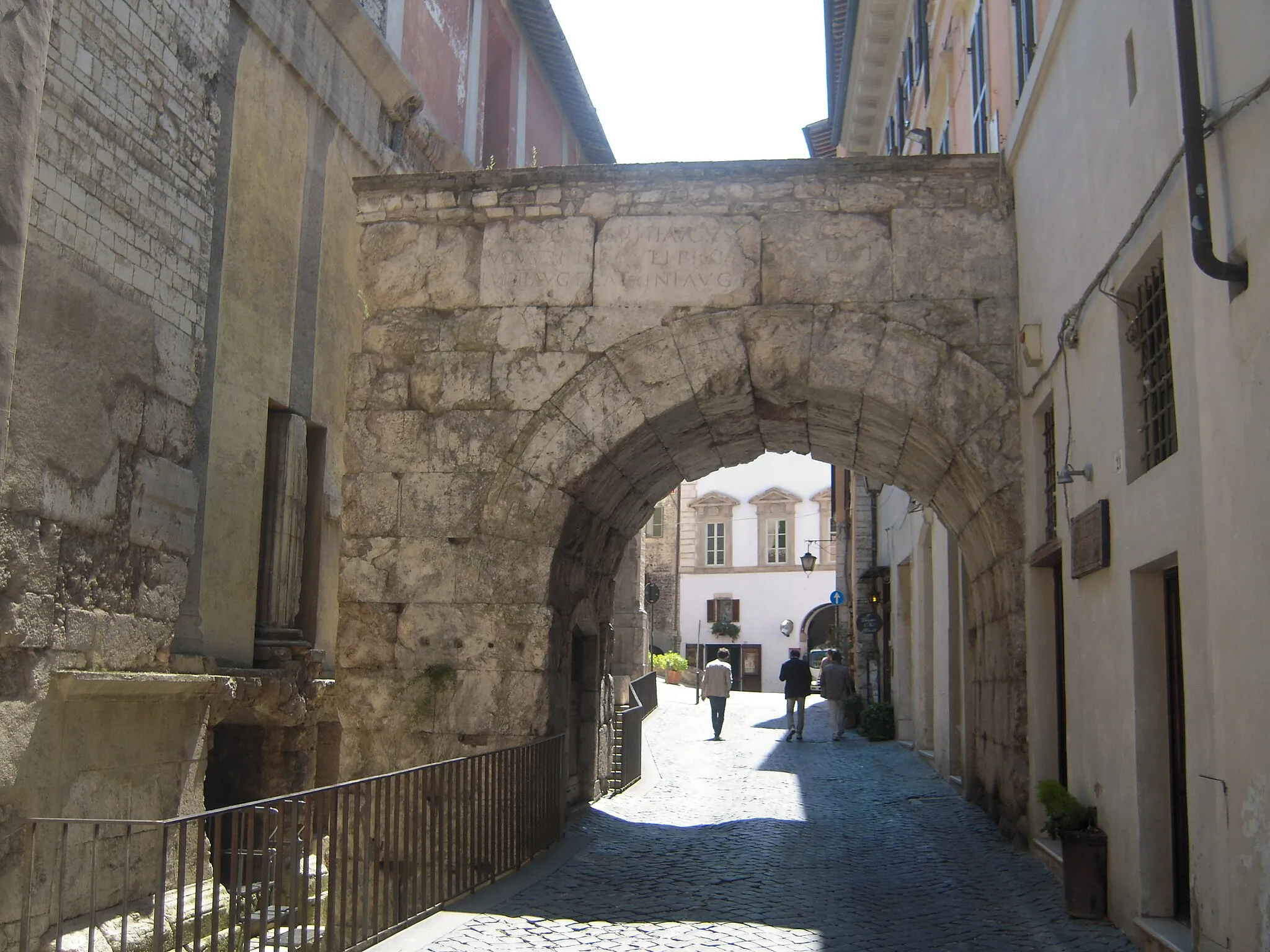 Photo showing: Arch of Drusus buikt in the 1st c. AD for Drusus, son of emperor Tiberius. It was the entrance to the forum. External facade.