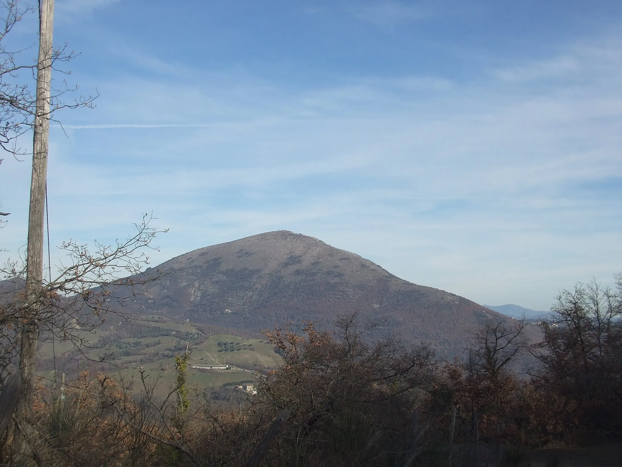 Photo showing: Monte Acuto visto dalla strada del castello del Bisciaro