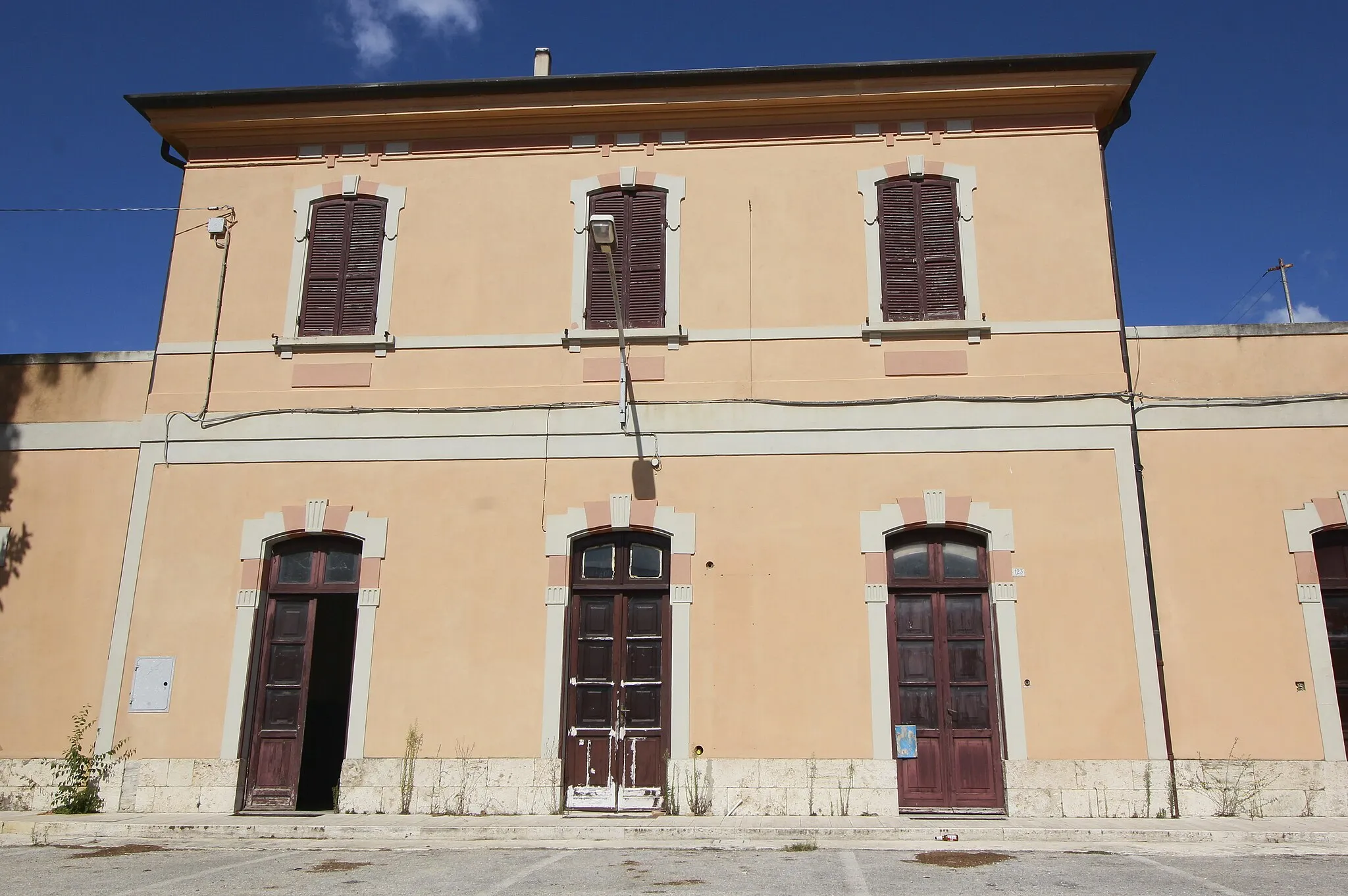 Photo showing: train station of Massa Martana, Province of Perugia, Umbria, Italy