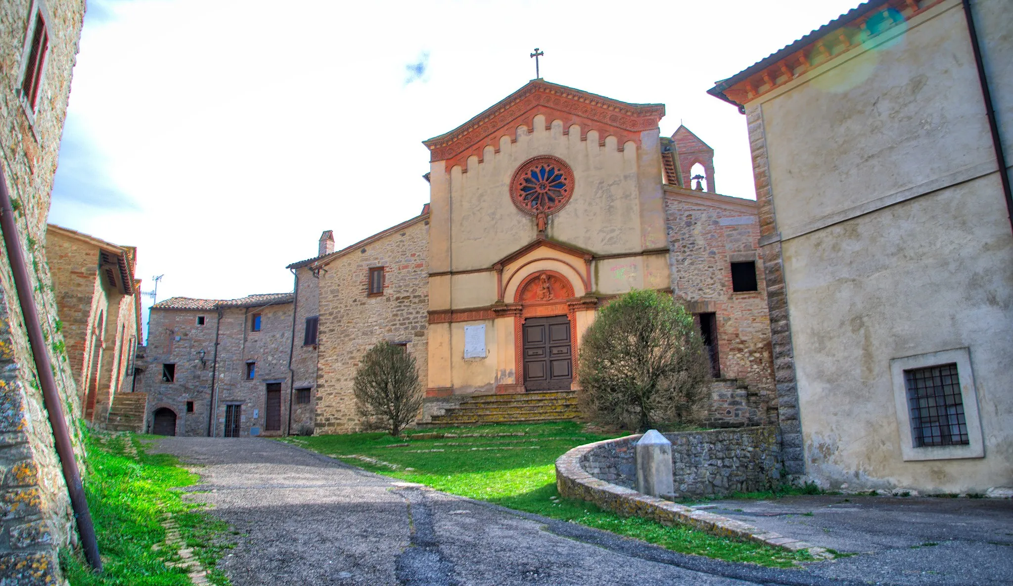 Photo showing: La chiesa parrocchiale di San Filippo Neri (1912), con facciata a decorazioni neogotiche in terracotta rossa. All'interno si trova un fonte battesimale in pietra del 1668.