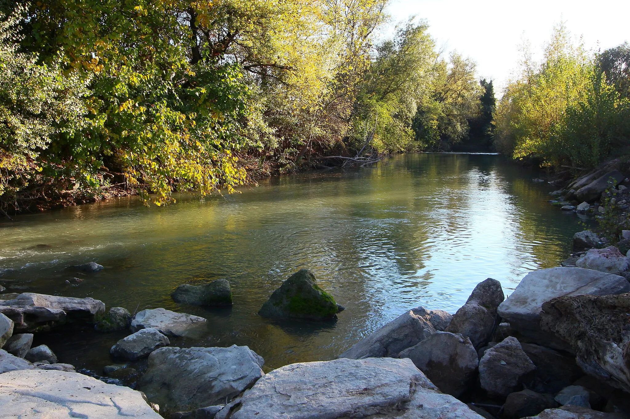 Photo showing: Chiascio River in Petrignano, hamlet of Assisi, Province of Perugia, Umbria, Italy