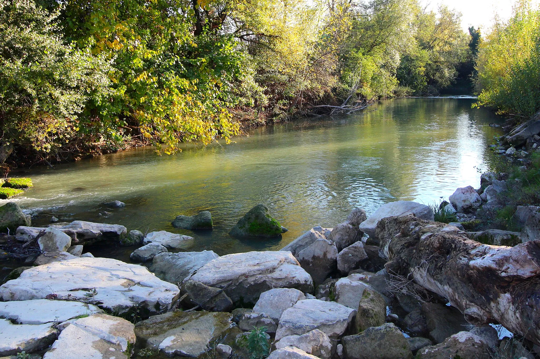Photo showing: Chiascio River in Petrignano, hamlet of Assisi, Province of Perugia, Umbria, Italy
