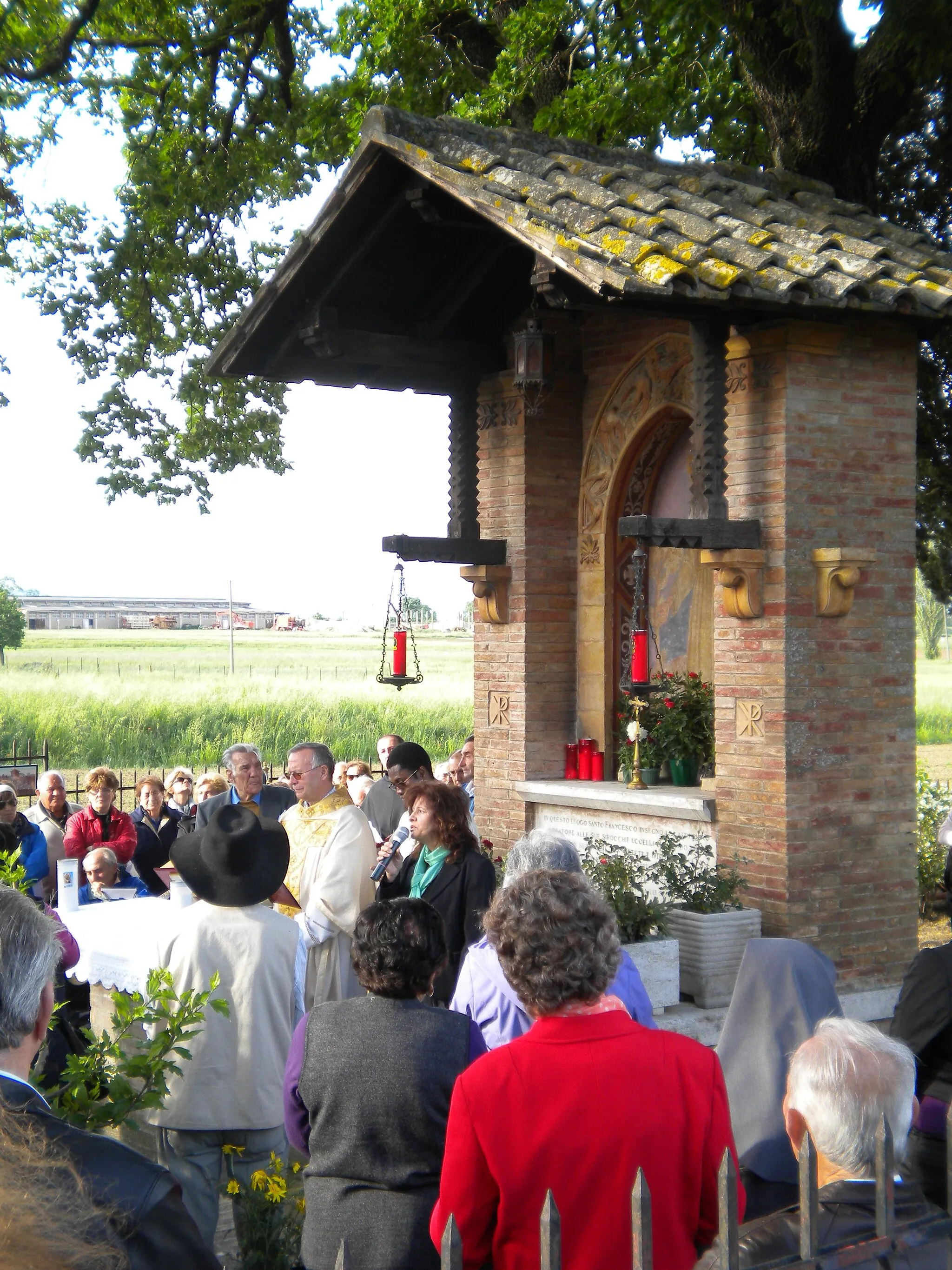 Photo showing: celebrazione liturgica davanti all'edicola di Piandarca a Cannara (PG). Conclusione della tradizionale processione lungo l'antica strada che congiungeva il castello di Cannara a quello di Bevagna passando per il punto esatto dove, secondo la tradizione, ebbe luogo la predica agli uccelli di San Francesco segnalato da una pietra a qualche centinaia di metri dall'edicola.