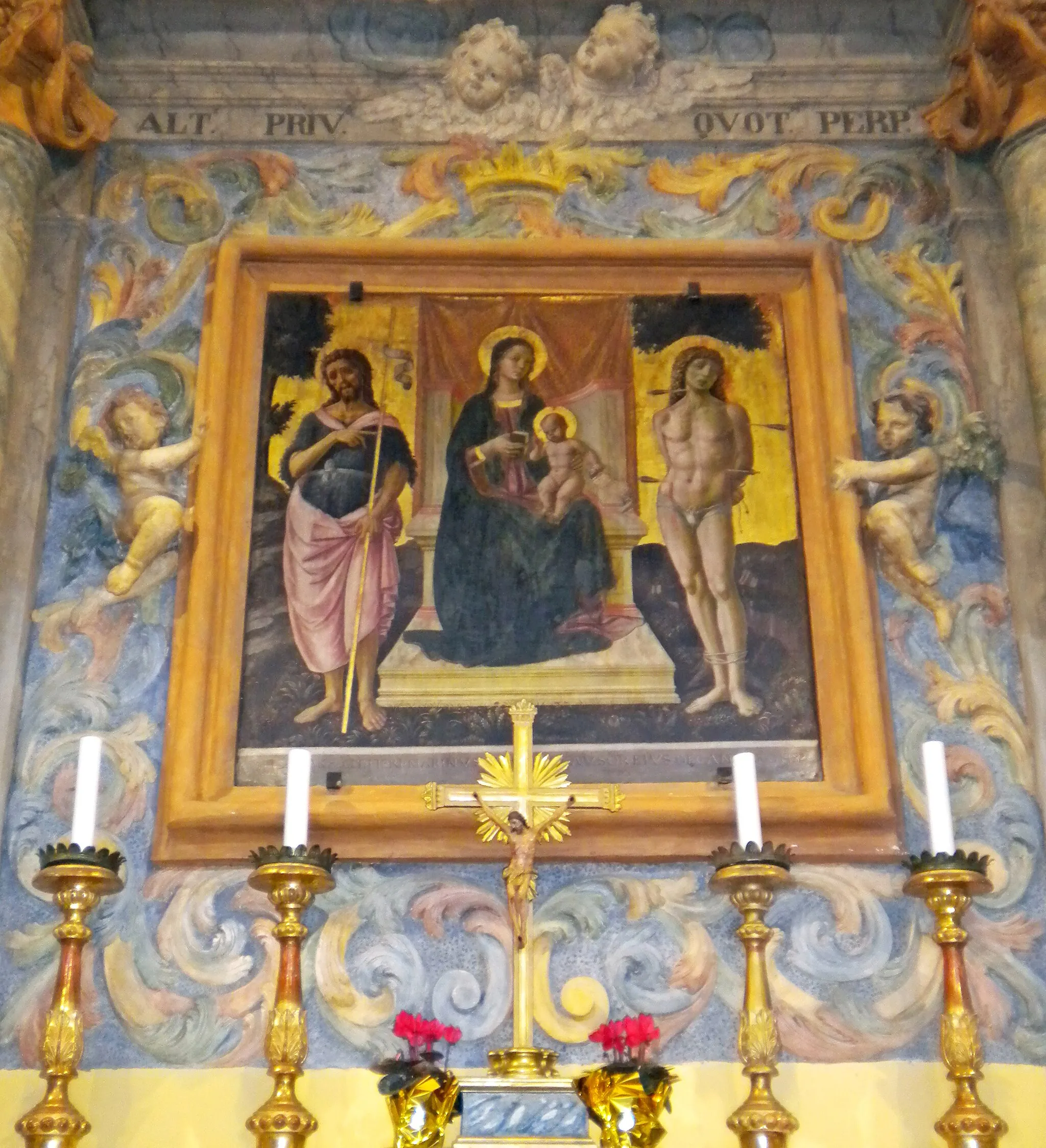 Photo showing: Madonna con Gesù Bambino fra san Giovanni Battista e san Sebastiano (1482), tempera su tavola di Nicolò Alunno e suo figlio Lattanzio, conservata nell'altare maggiore della chiesa di San Giovanni Battista di Cannara (PG), Italy