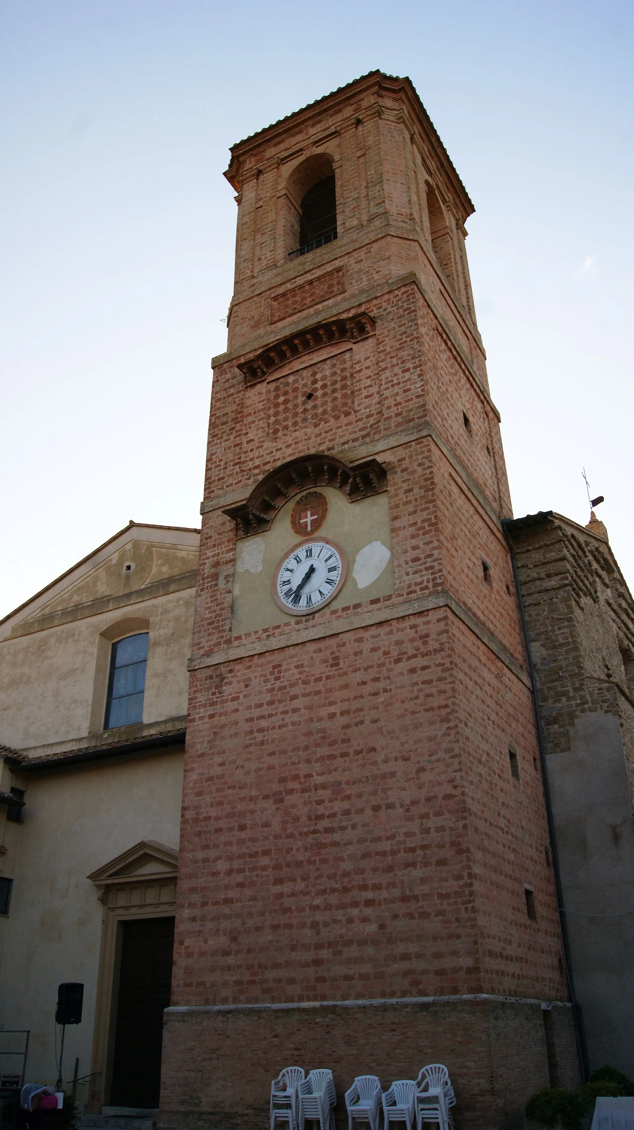 Photo showing: Bettona, Italien. Turm der Kirche Santa Maria Maggiore.