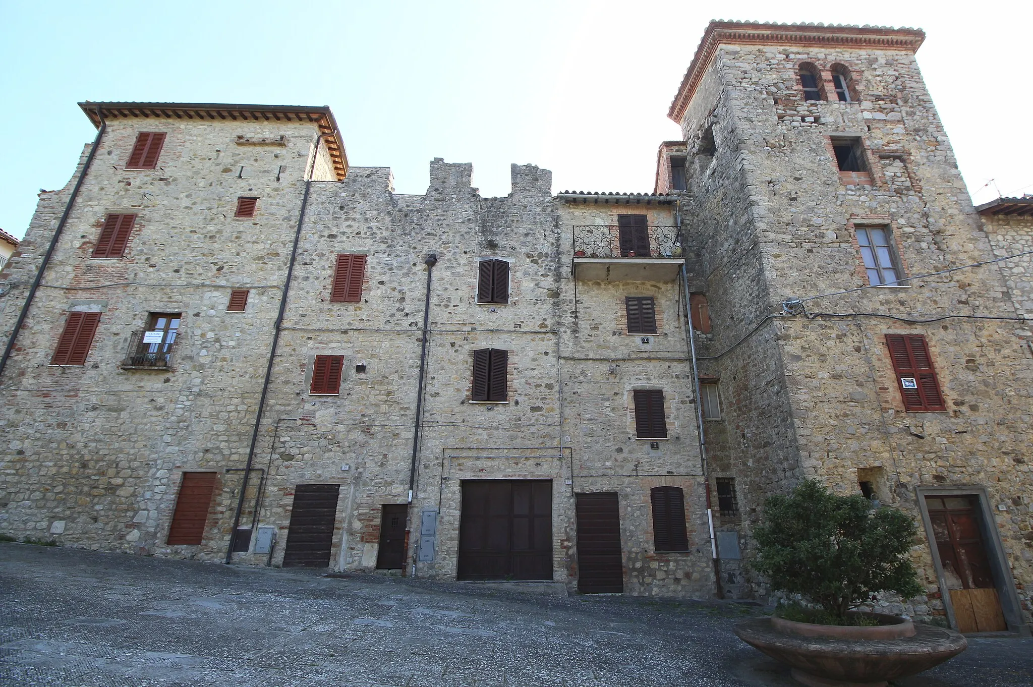 Photo showing: Defensive walls of Fratta Todina