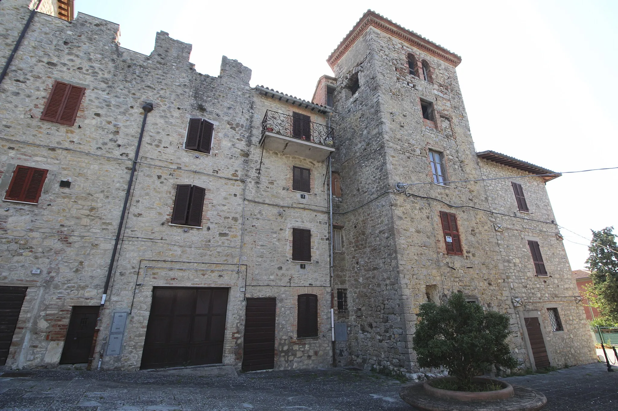 Photo showing: Defensive walls of Fratta Todina