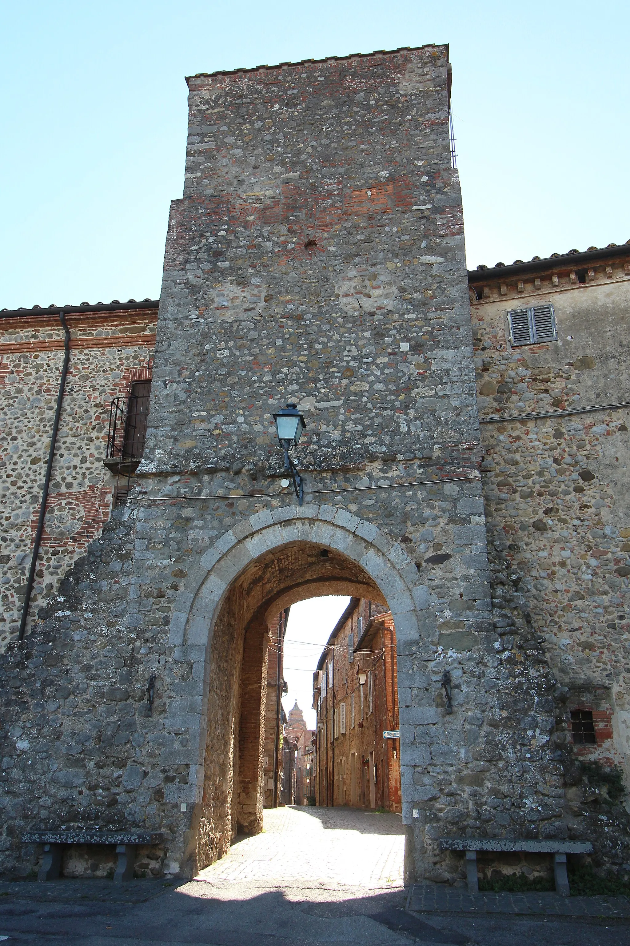 Photo showing: Porta Nord, defensive gate of the walls of Monteleone d'Orvieto, Province of Terni, Umbria, Italy