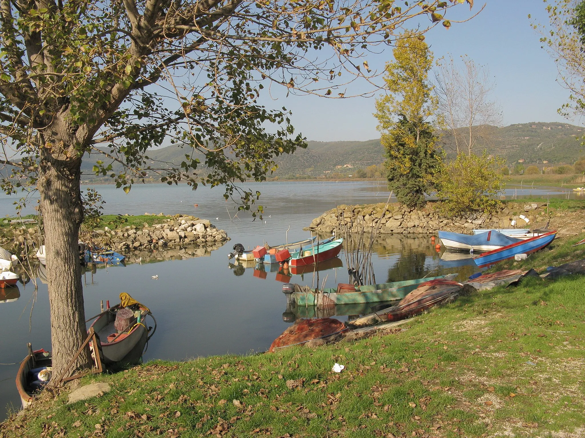 Photo showing: Fishing boats in the port of Torricella at the Lago Trasimeno in Umbria