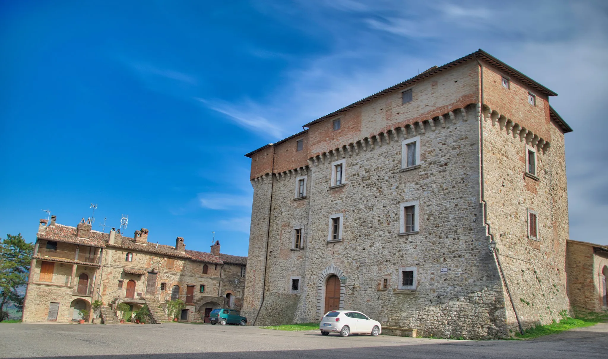 Photo showing: Castello di Montenero (Todi) e abitazioni adiacenti