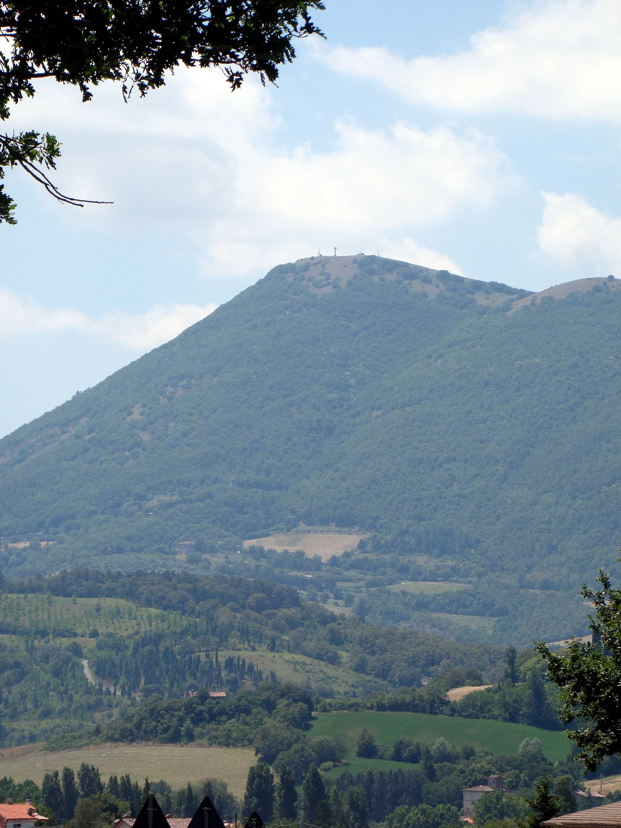 Photo showing: Il Monte Acuto è un monte dell'Umbria centrale situato a ridosso della valle del Tevere e che domina la città di Umbertide