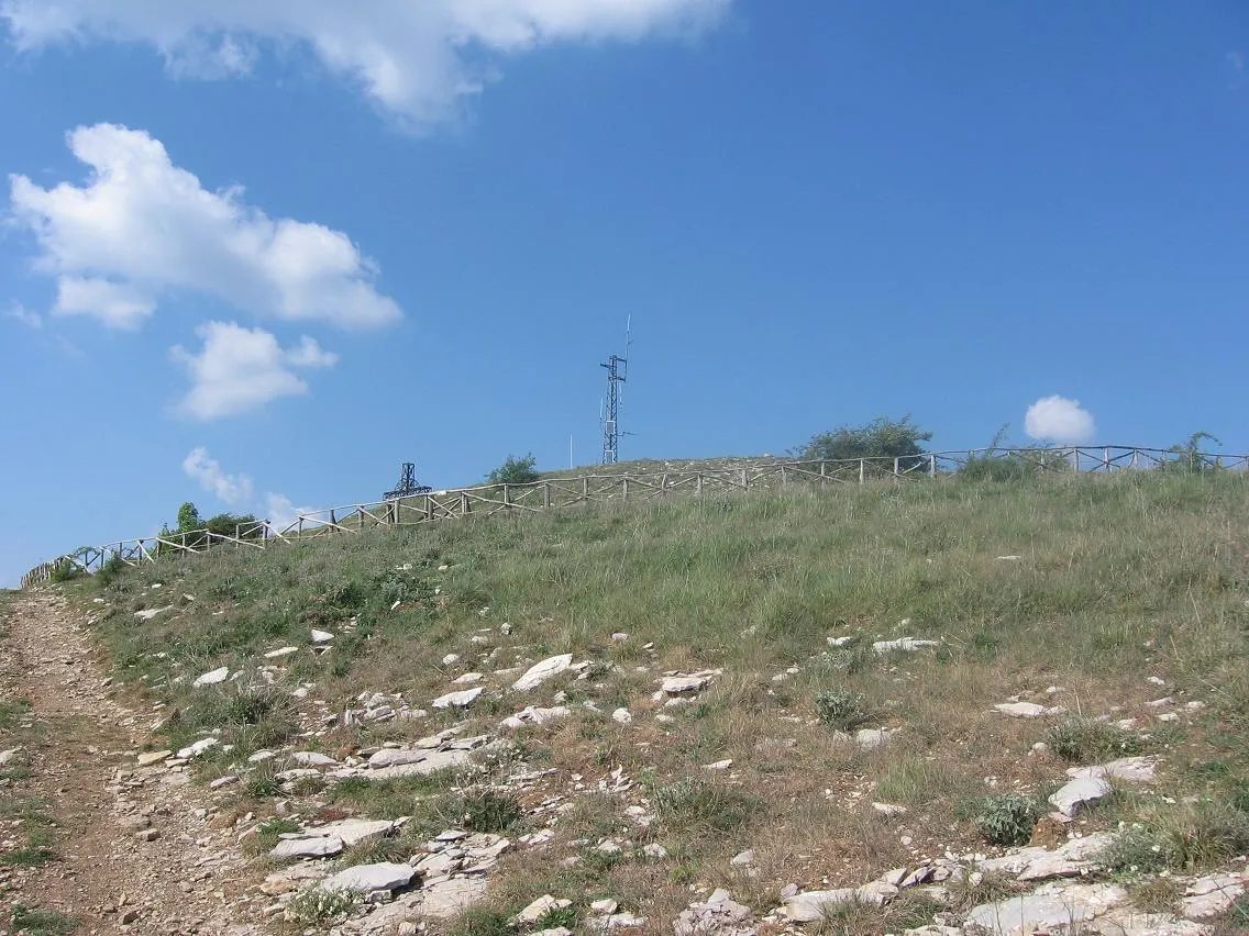 Photo showing: L'antenna delle emittenti radio televisive nel punto più alto del monte. A pochi metri dal sito archeologico. Monte Acuto (20 km a nord di Perugia, Umbria, Italia.