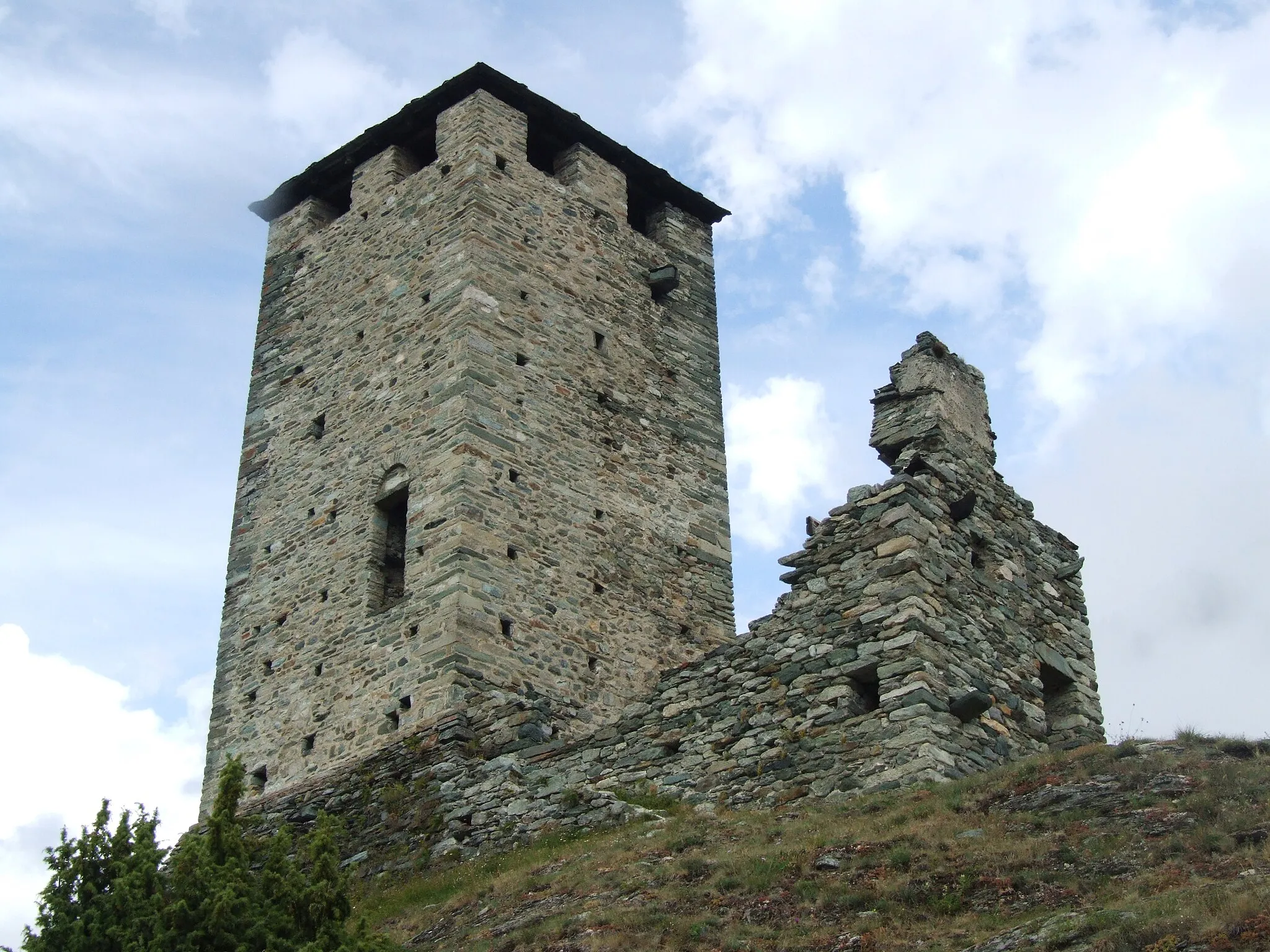 Photo showing: Graines castle, the tower