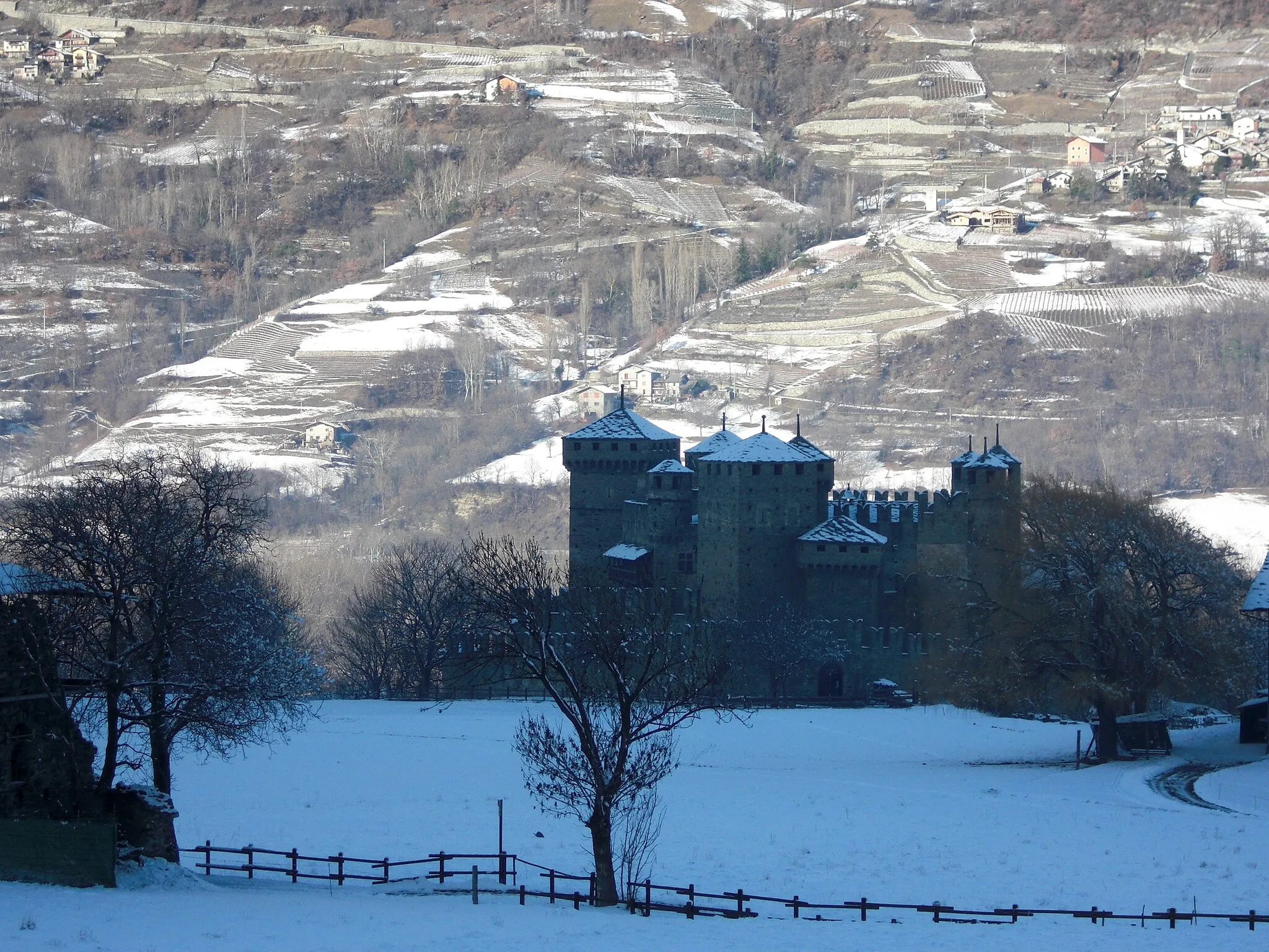 Photo showing: Castle of Fenis in winter