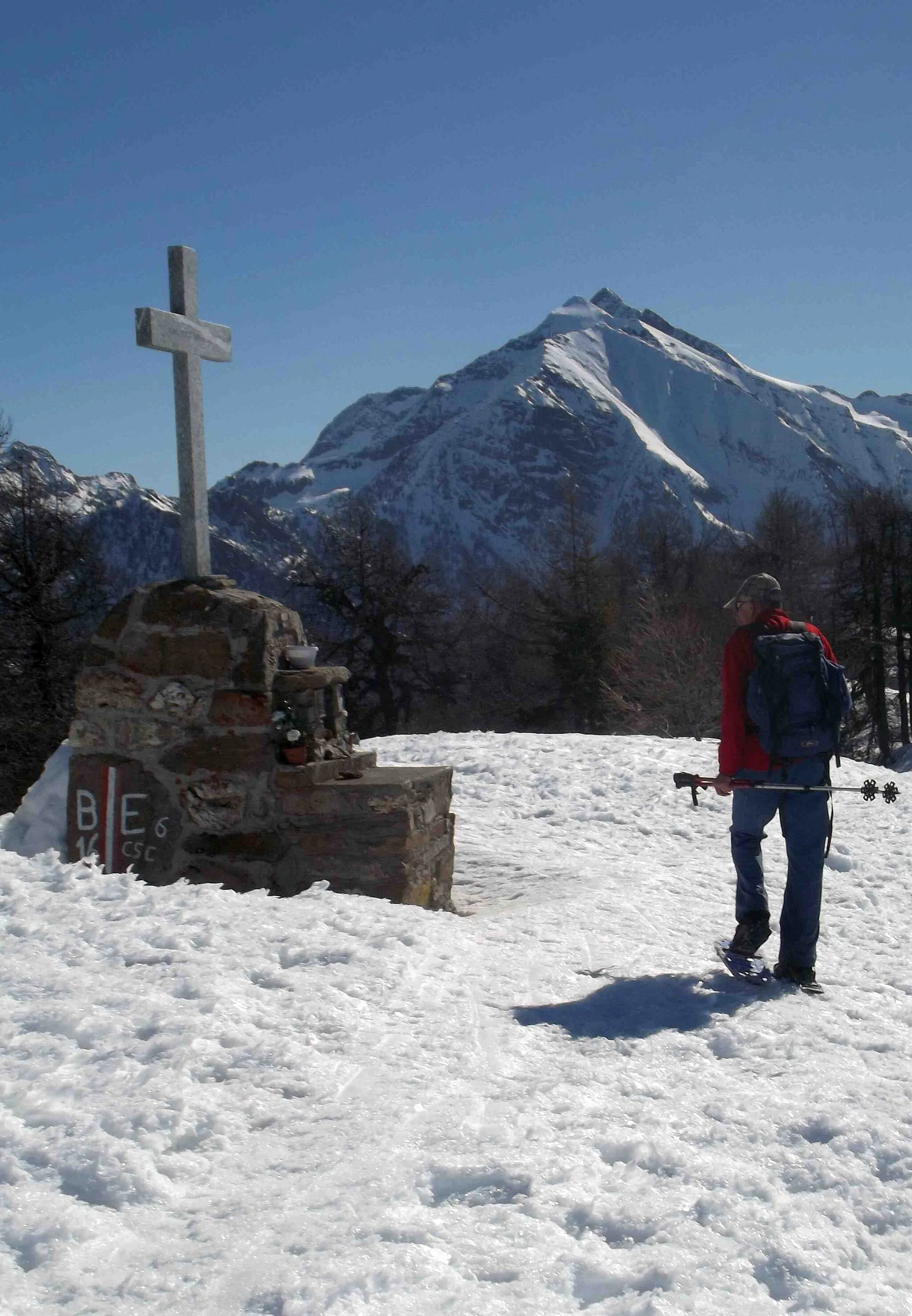 Photo showing: Testa di Comagna (AO, Italy): summit cross and, in the background, mount Nery