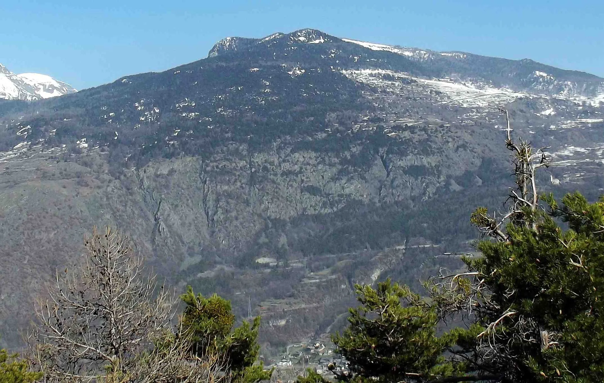 Photo showing: Testa di Comagna (AO, Italy) seen from Rodoz (Montjovet); on its left the Col de Joux