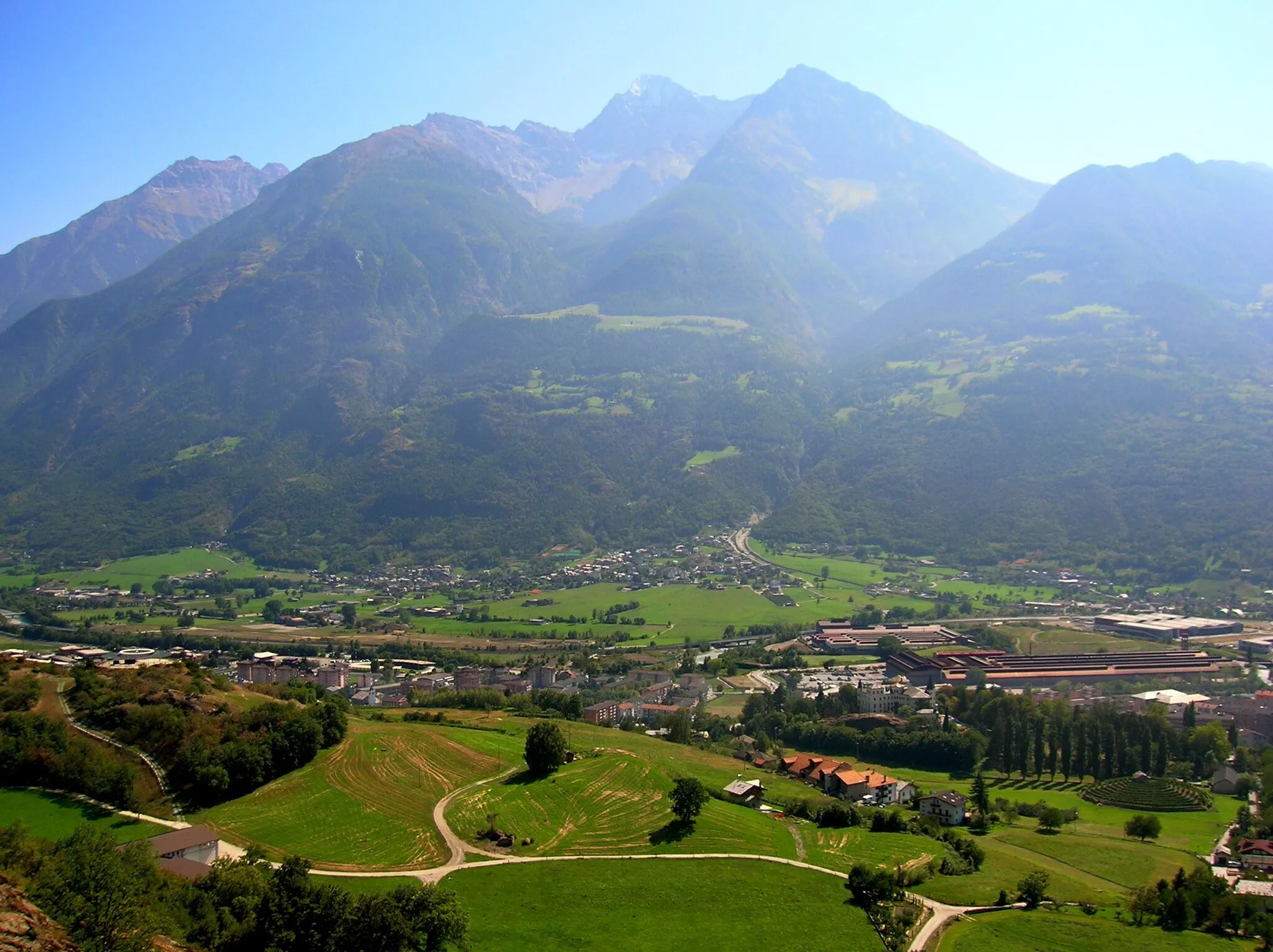 Photo showing: Pollein visto da Riserva naturale Tsatelet. Pollein, Valle d'Aosta, Italia.