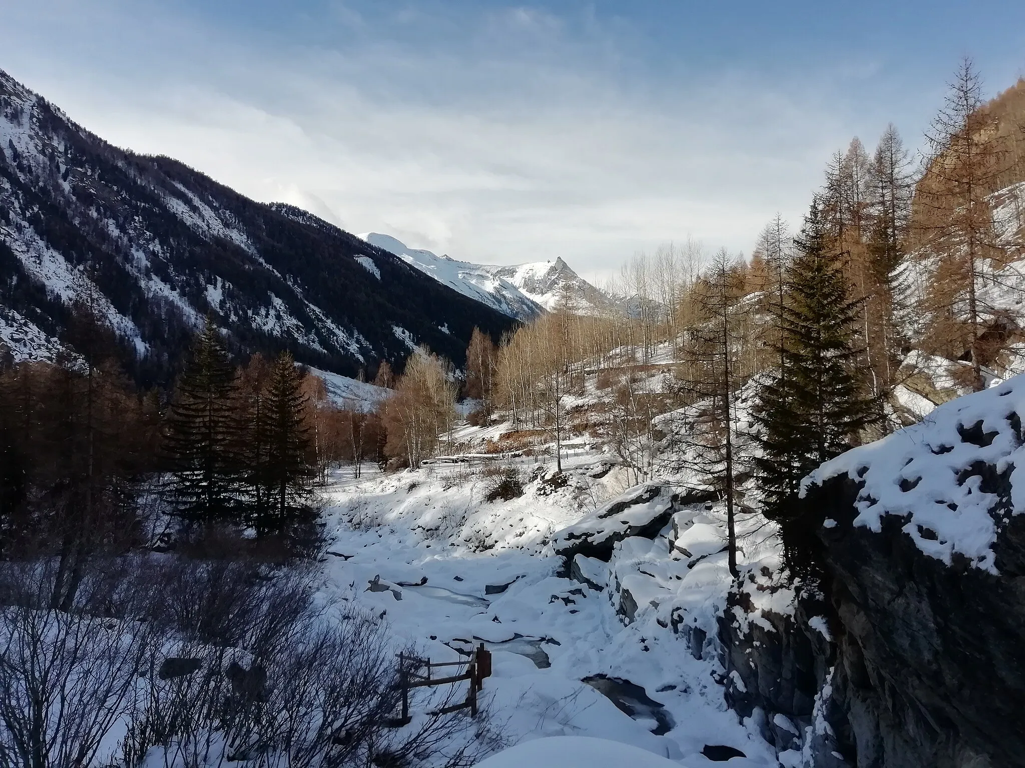 Photo showing: La Grivola dalle cascate di Lillaz e il torrente de Valleille. Lillaz, Valle d'Aosta, Italia.