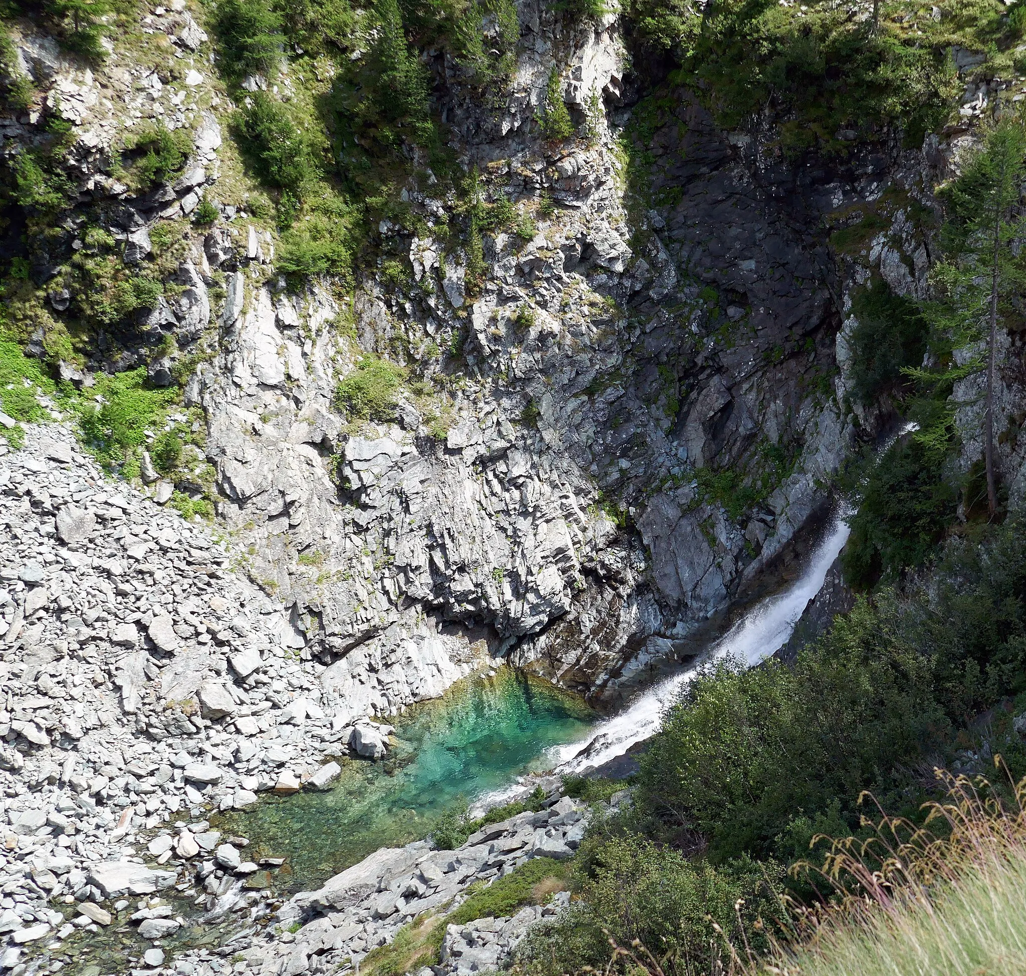 Photo showing: A waterfall of the river Torrente di Bardoney in Gran Paradiso National Park.