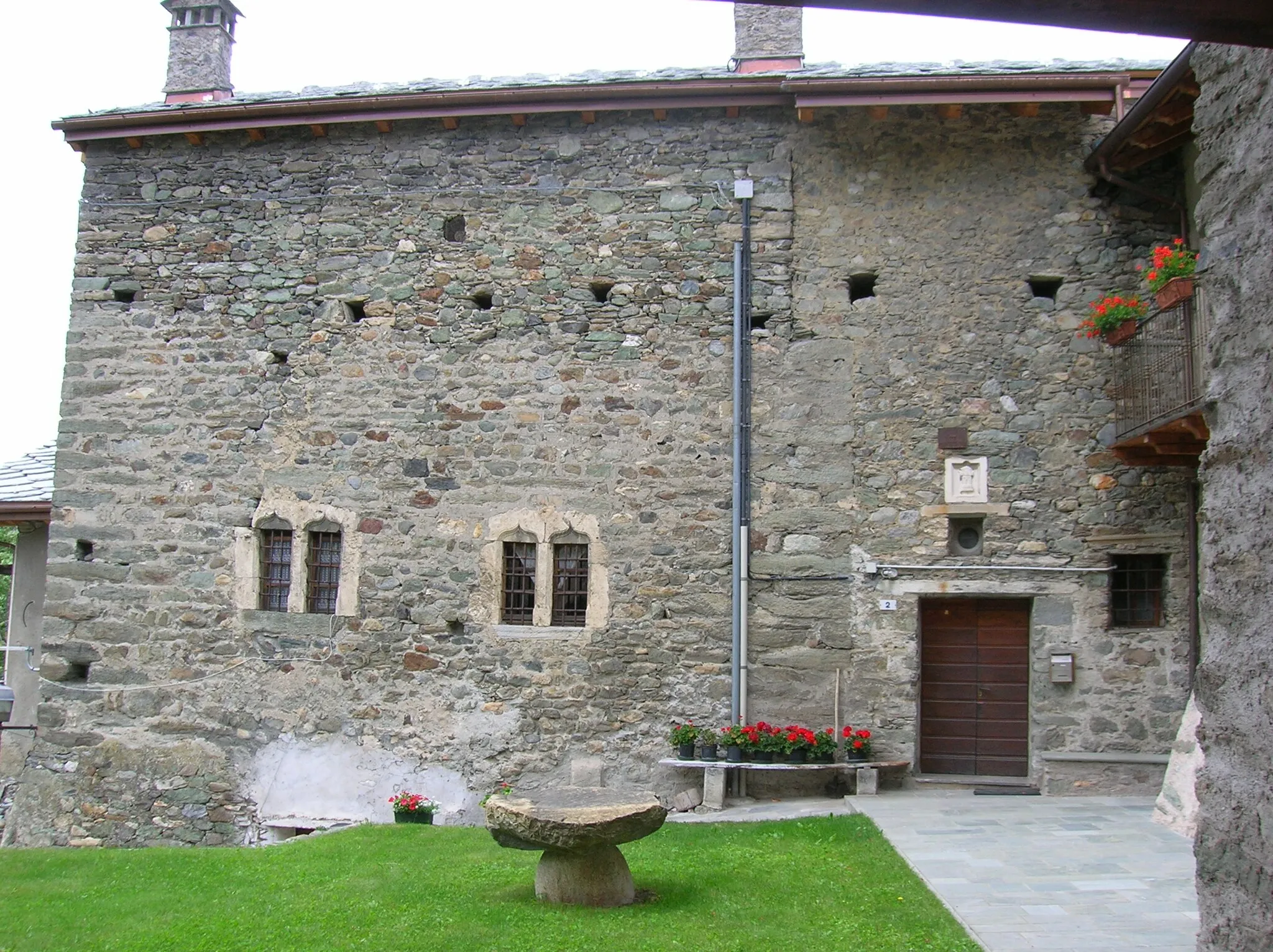 Photo showing: Interno del cortile, Casaforte di Povil, in località Povil, a Quart, Valle d'Aosta, Italia.