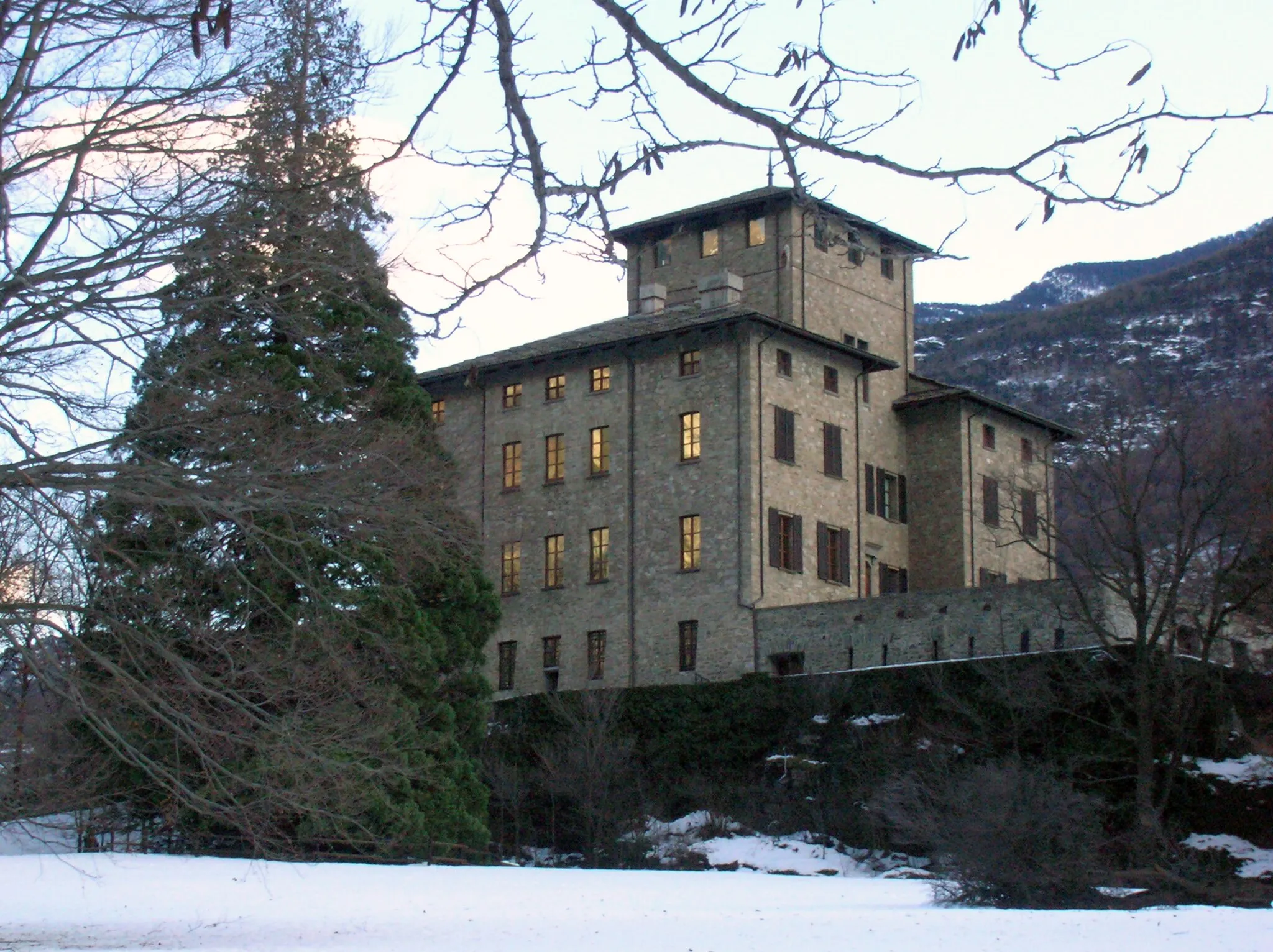 Photo showing: Lato nord-ovest del Castello Baron Gamba, visto dal parco. Si nota sulla sinistra della foto una sequoia monumentale (Sequoiadendron giganteum) di 121 anni, 37 m di altezza e 230 cm di diametro. Châtillon, Valle d'Aosta, Italia.