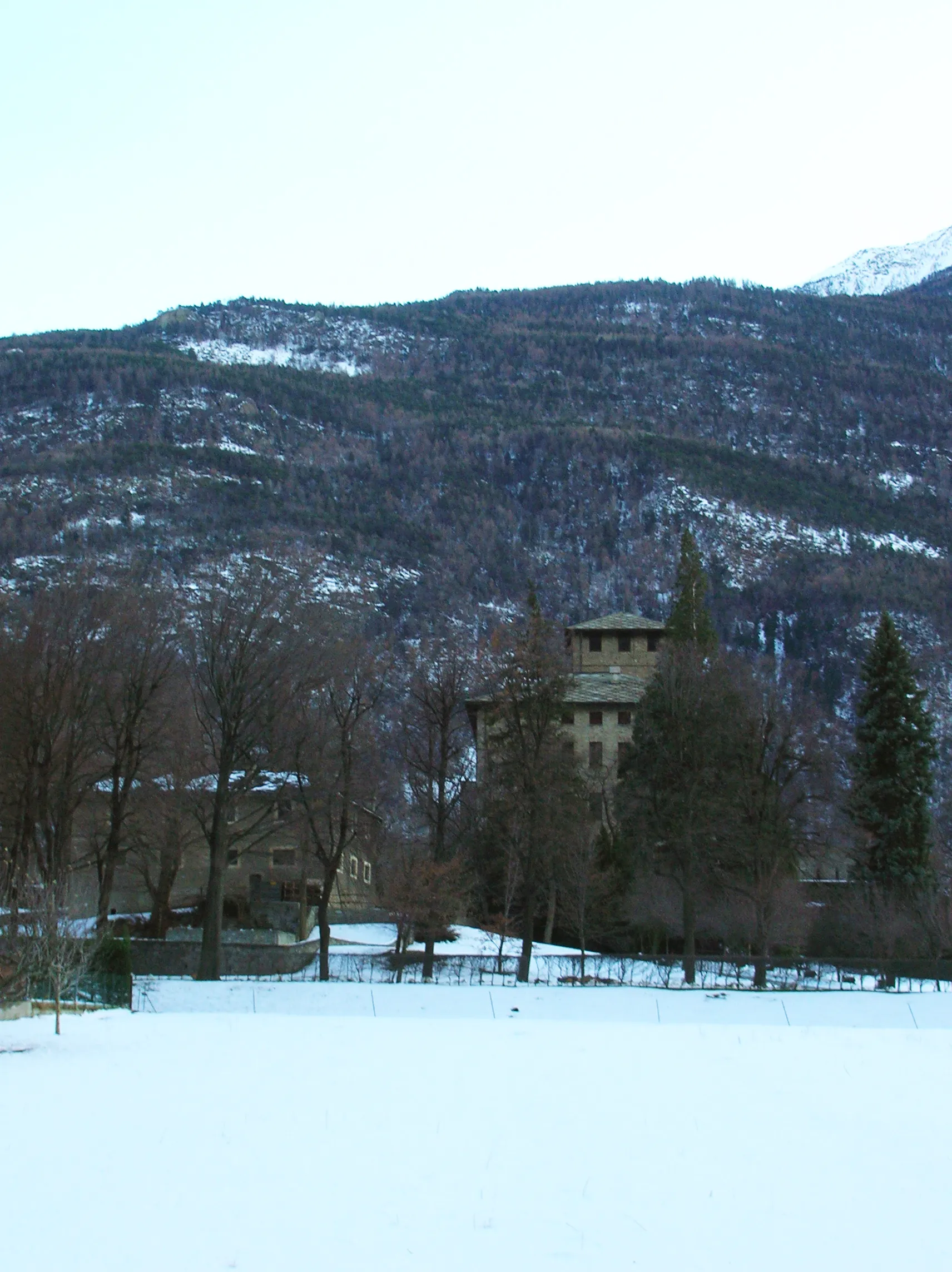 Photo showing: Lato nord del Castello Baron Gamba visto dalla strada in località Cret de Breil, Châtillon, Valle d'Aosta, Italia.